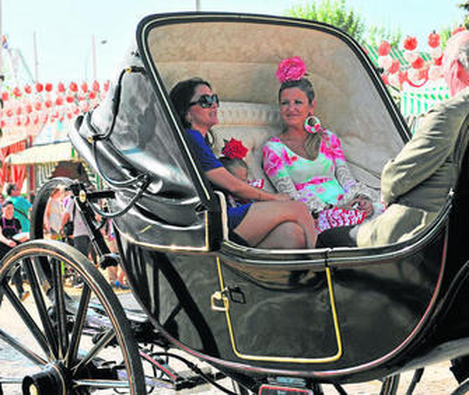 Elegante carretela que sirve para proteger del sol a quienes disfrutan de ella.