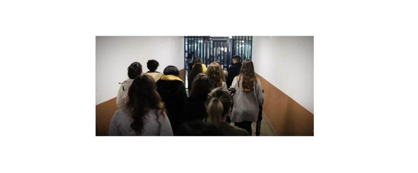 Los estudiantes de Loyola llegando a la cárcel