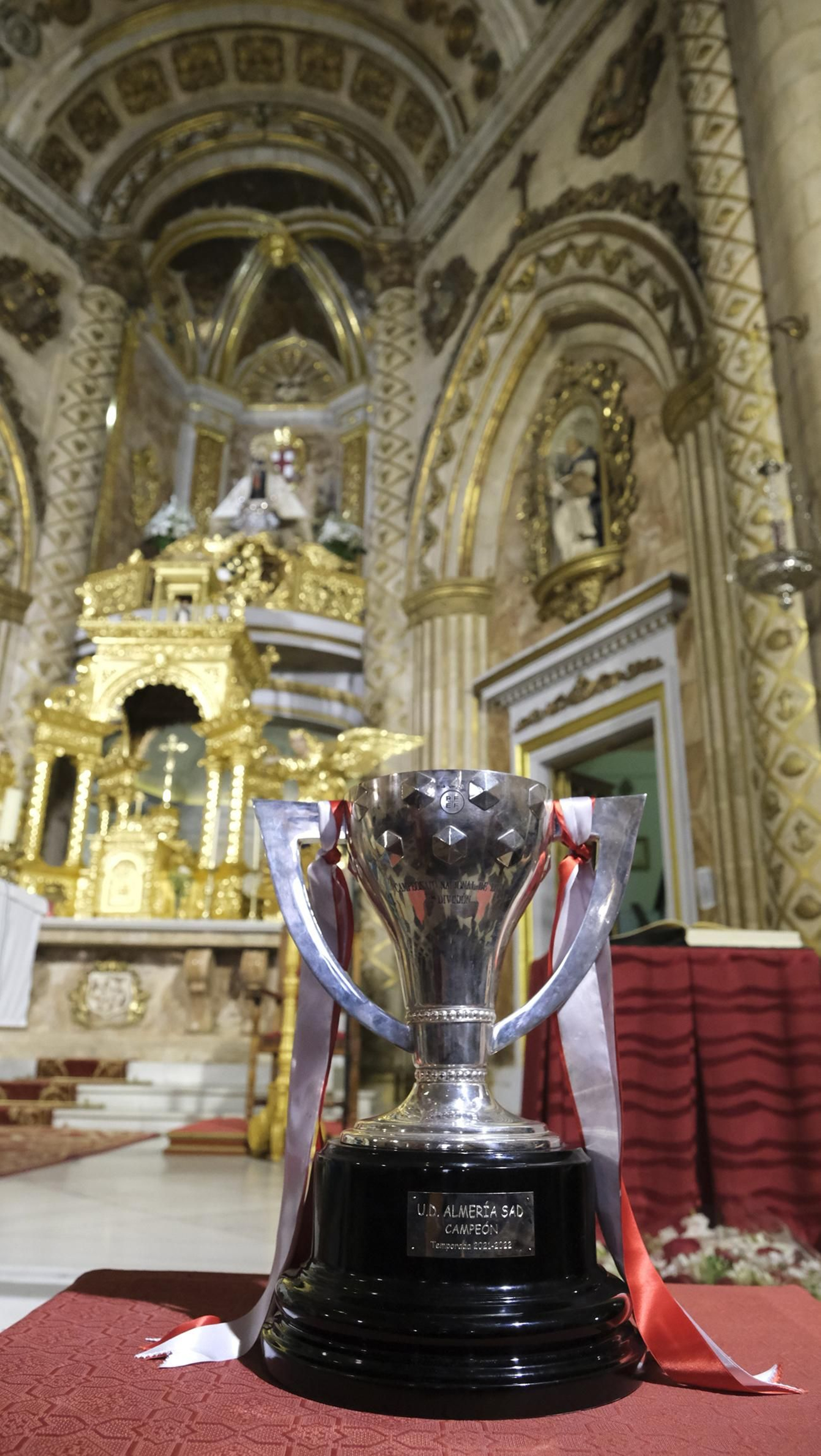 Ofrenda de la U.D. Almería a la Virgen del Mar, por el ascenso a la Liga Santander de Fútbol