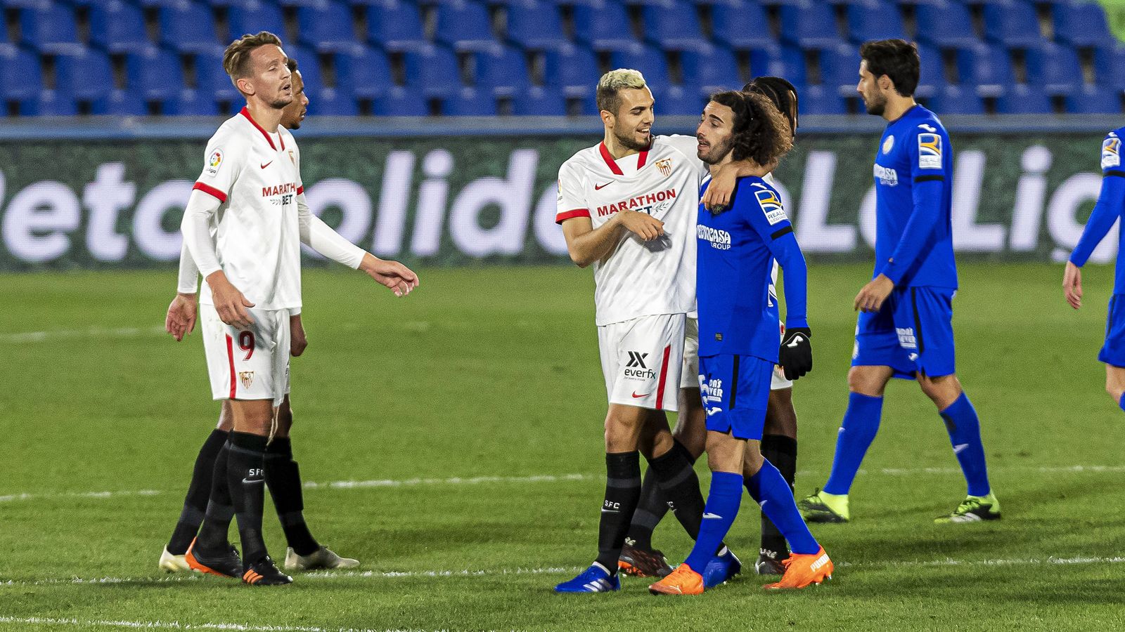 Jordán bromea con Cucurella al finalizar el partido.
