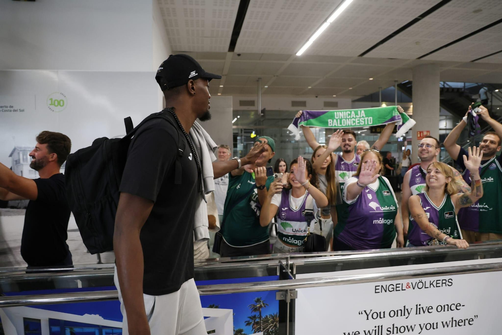 El Unicaja brinda la Intercontinental a un centenar de aficionados en el aeropuerto