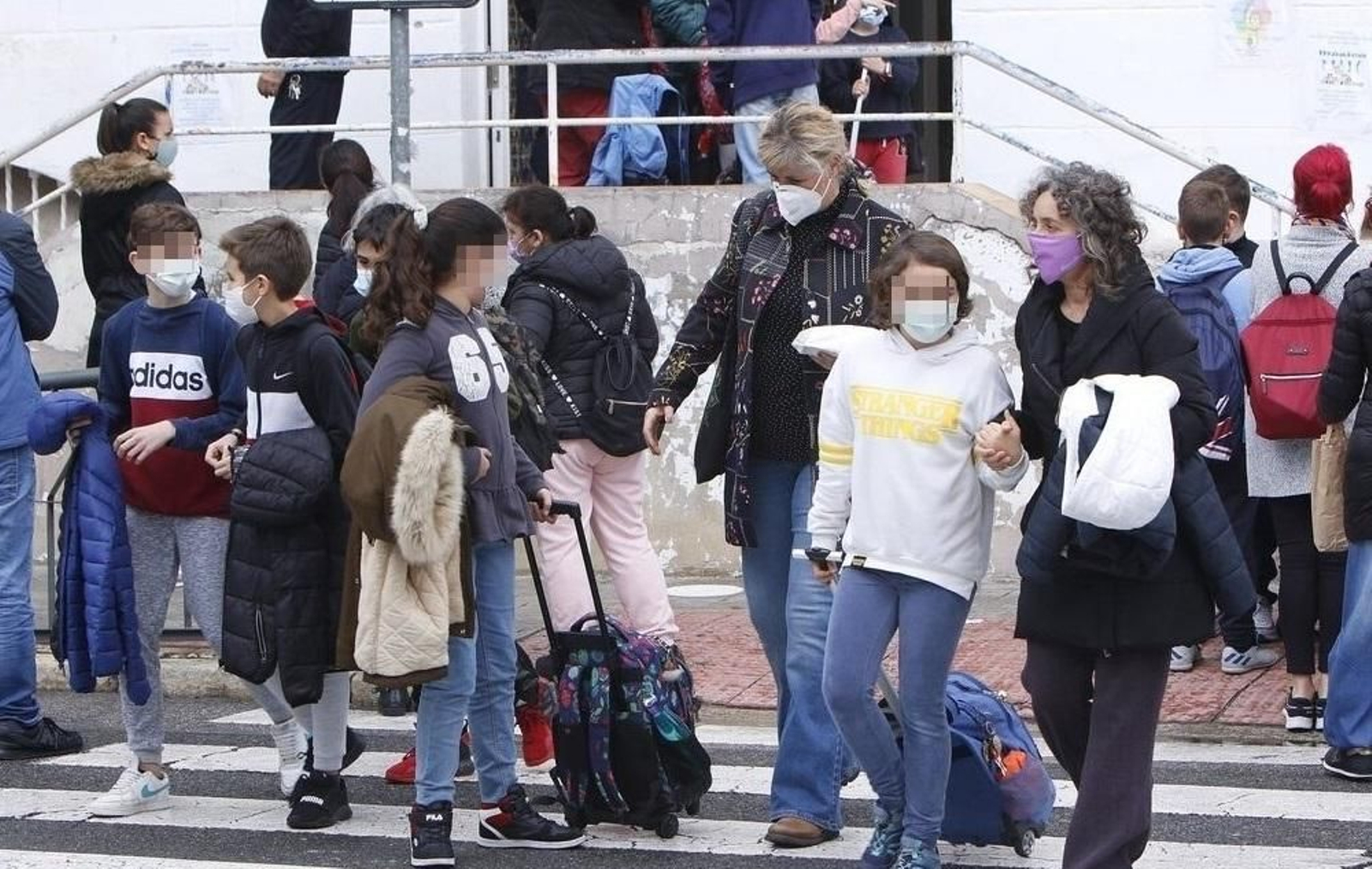 Varios niños a la salida de un colegio en la capital.