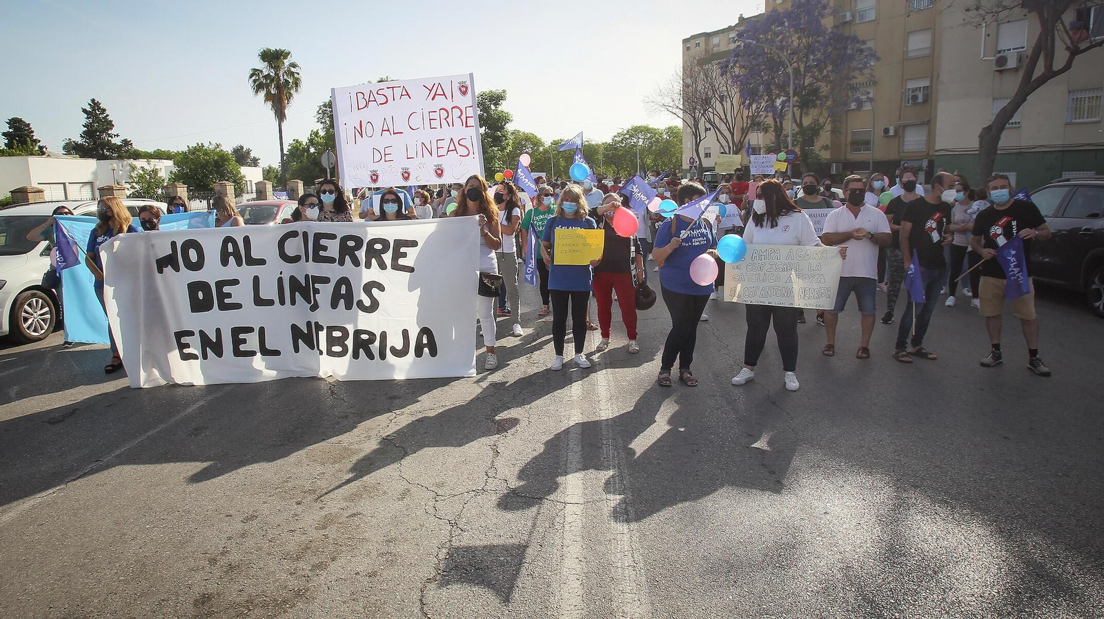 Protesta ante el CEIP Elio Antonio de Nebrija por la supresión de dos líneas del centro escolar.