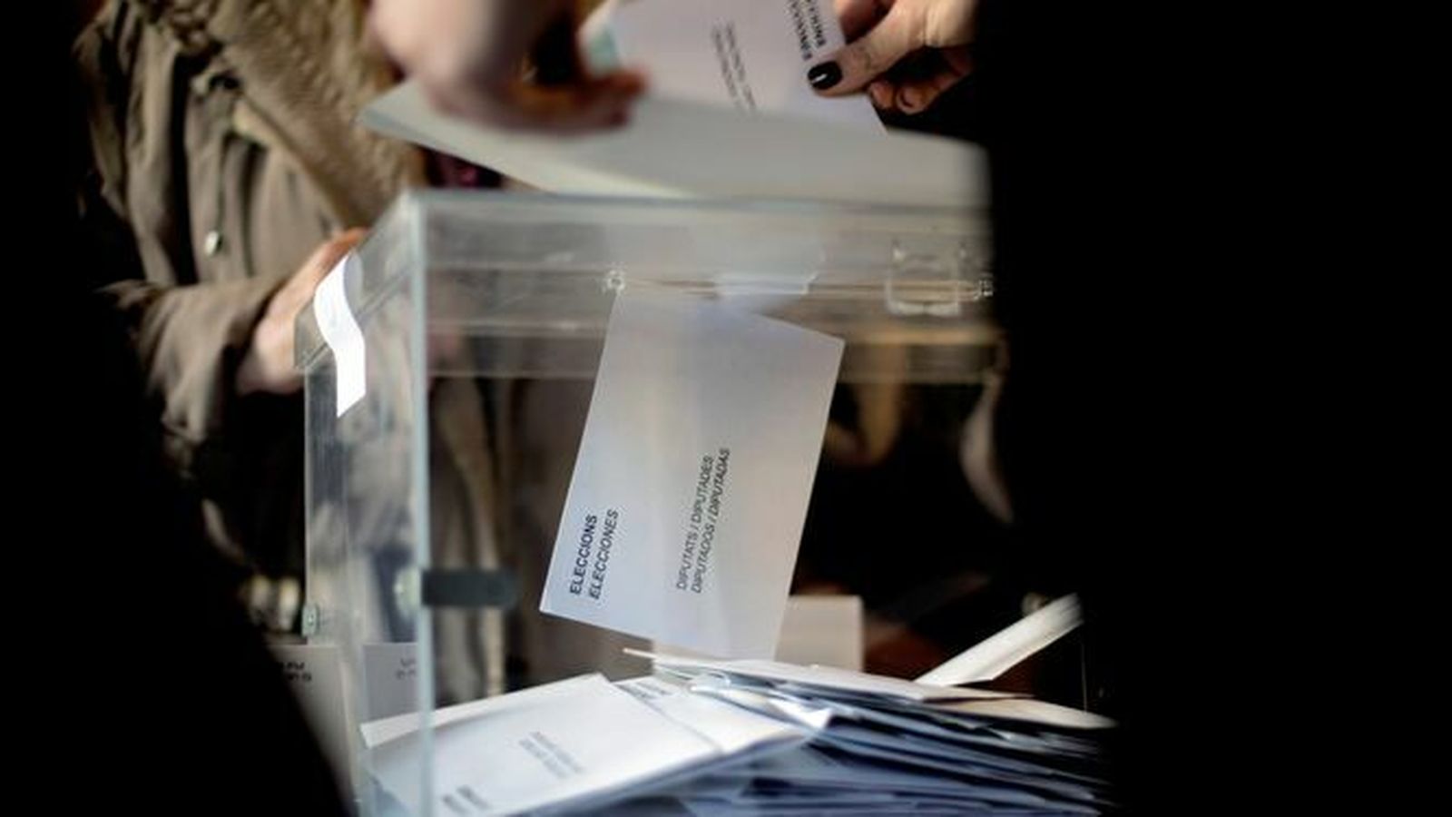 Una urna con votos emitidos