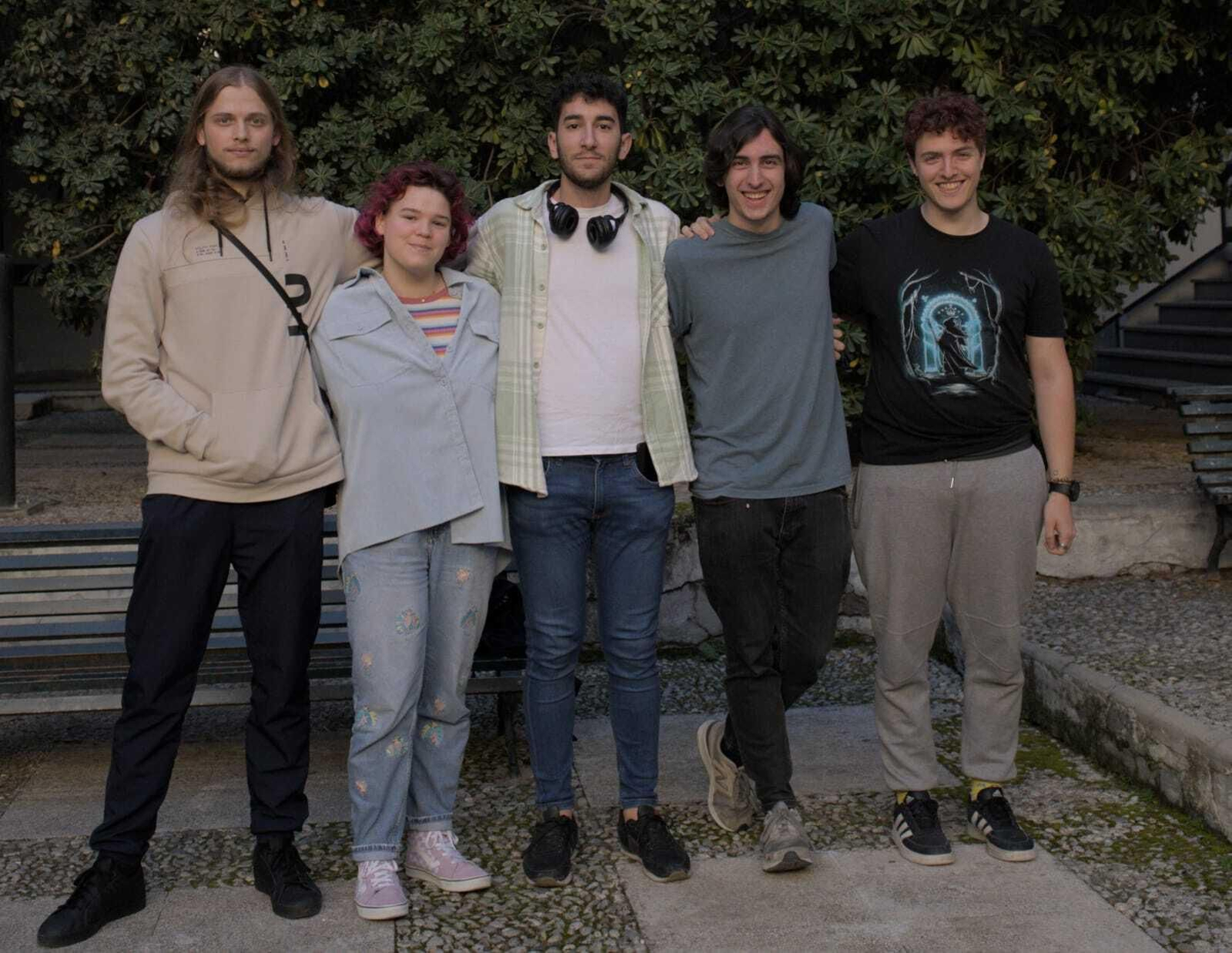 El vocal de Actividades Formativas, Antonio Valerio Herrezuelo Burtseva; la vocal de Estudios, Celia Coca Gómez; el presidente, Adrián García Barragán; el vicepresidente, Lucas de Uña Ocampo; y el secretario, Iván Salido Cobo.