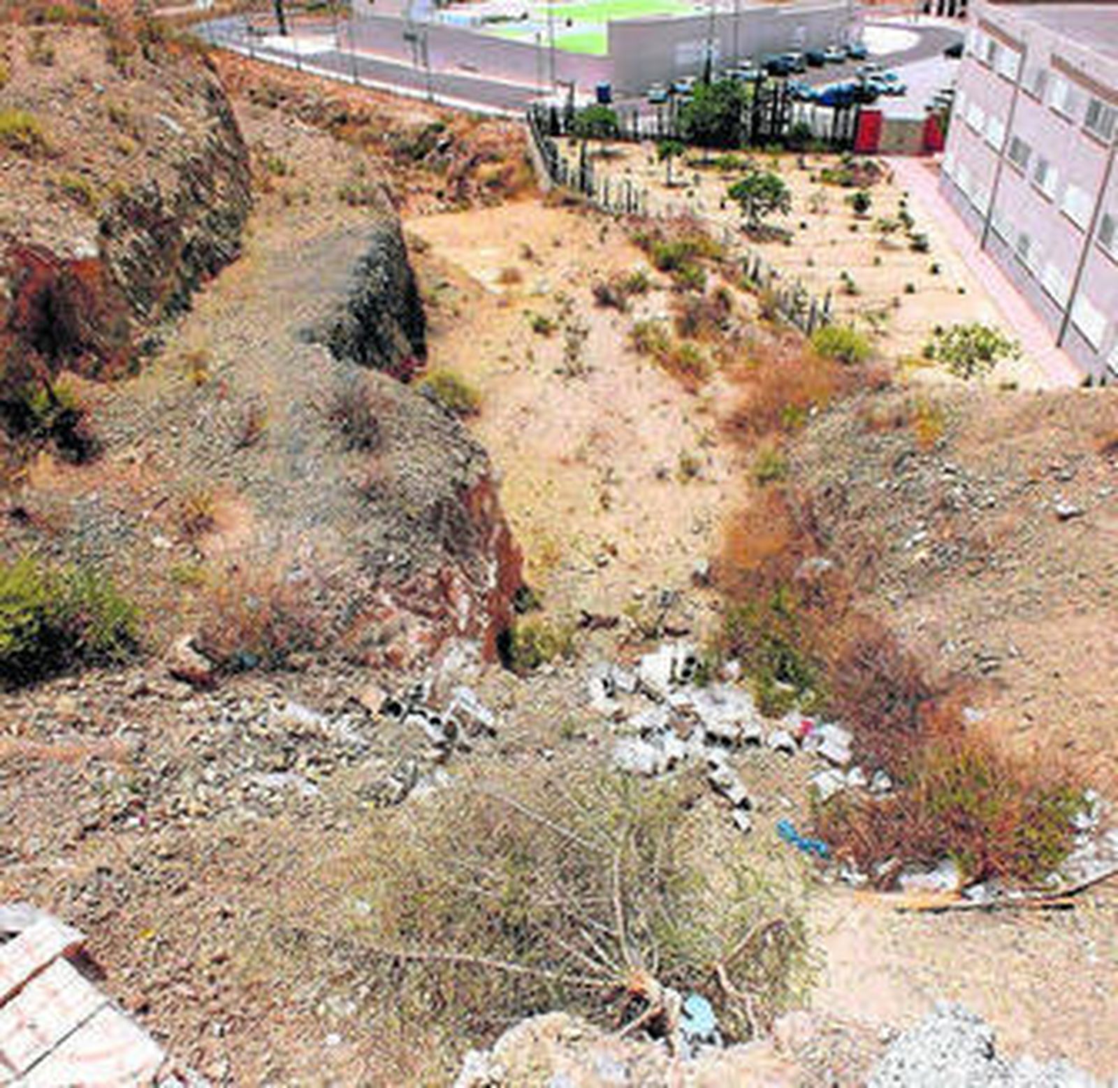 Muro derribado en Las Colinas con las lluvias del mes de marzo.