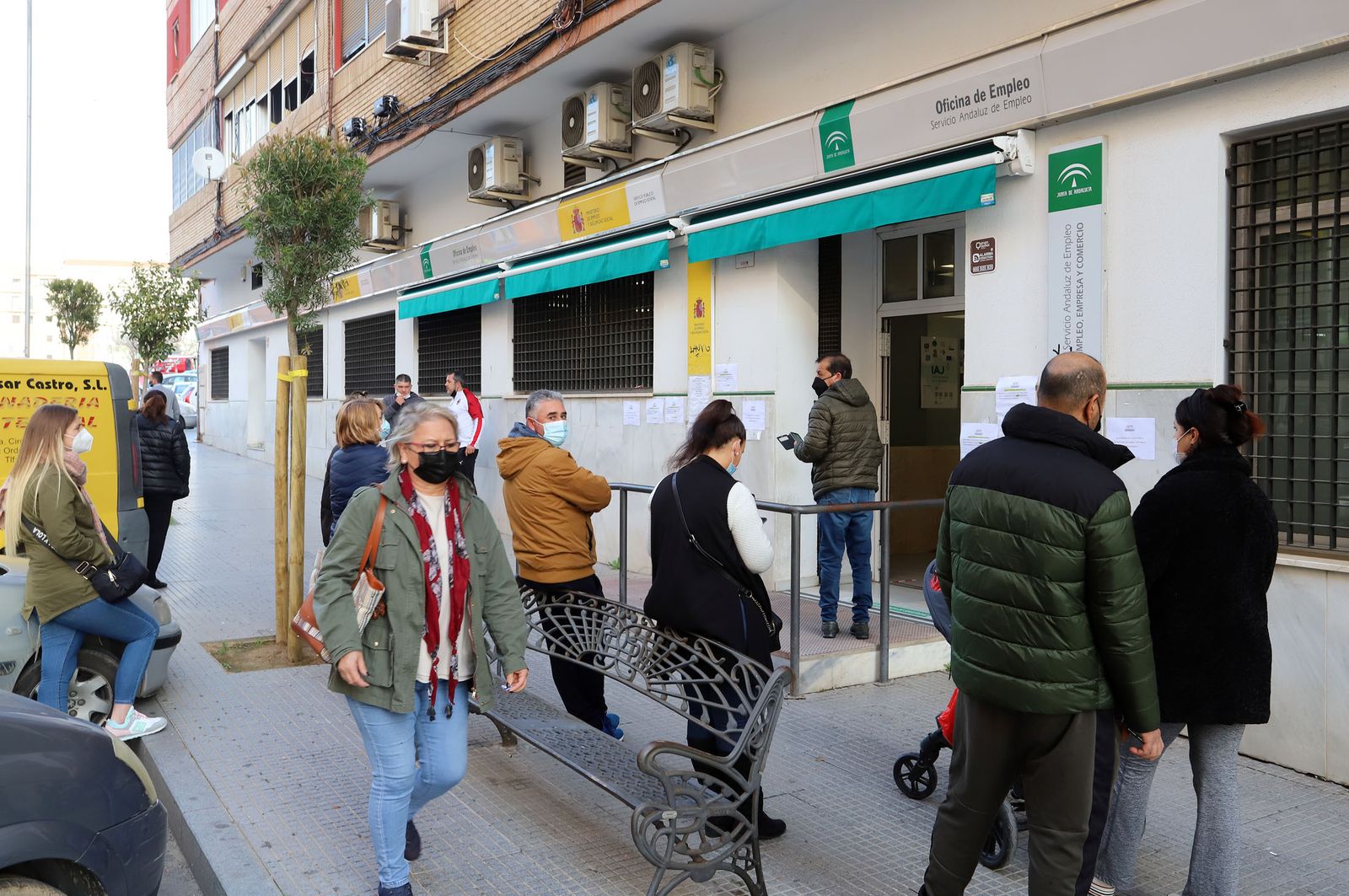 Imagen de la entrada de una oficina del paro en la capital onubense.