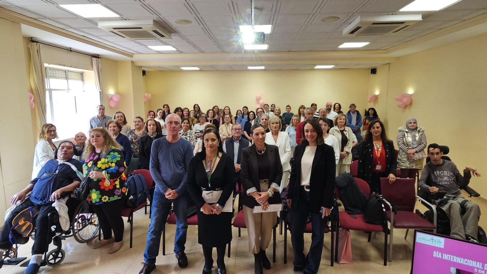 La directora gerente del Virgen de las Nieves, en la presentación del encuentro, junto a pacientes y cuidadoras.