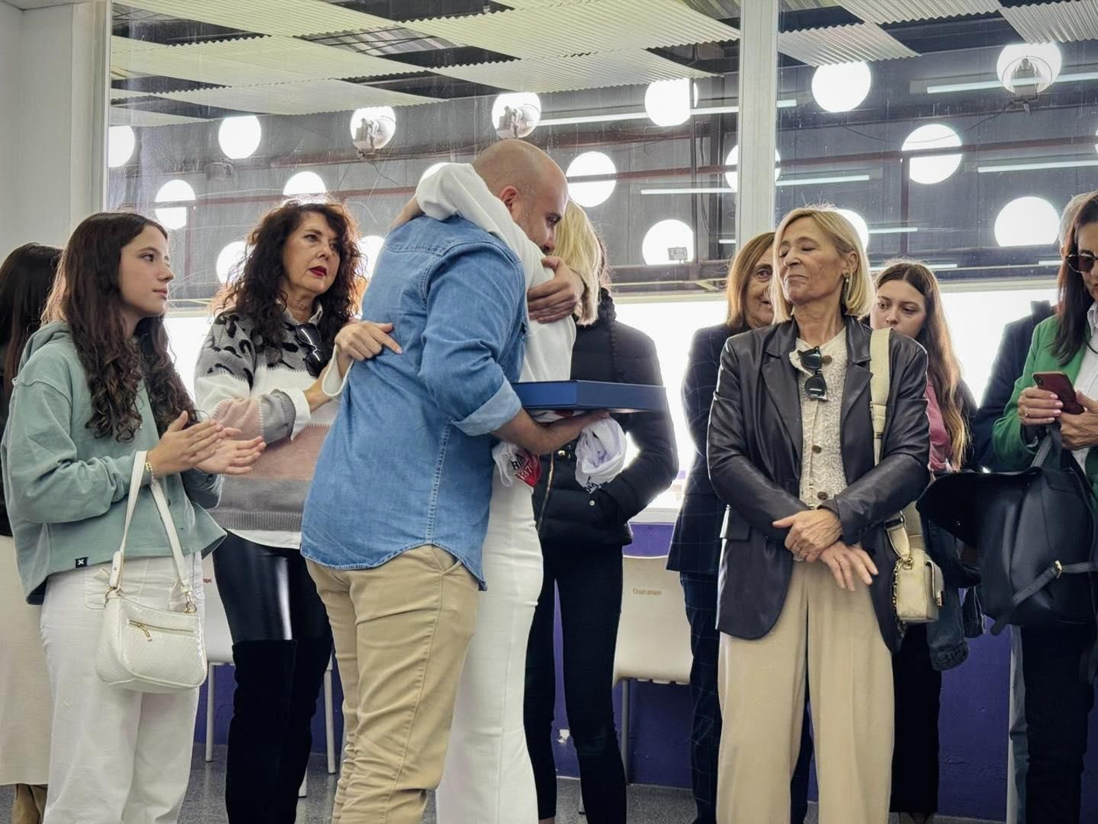 El presidente del Martos CD, David Siles, entrega un