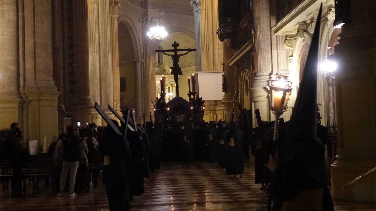 La Archicofradía de Dolores de San Juan en su estación de penitencia en la Catedral.