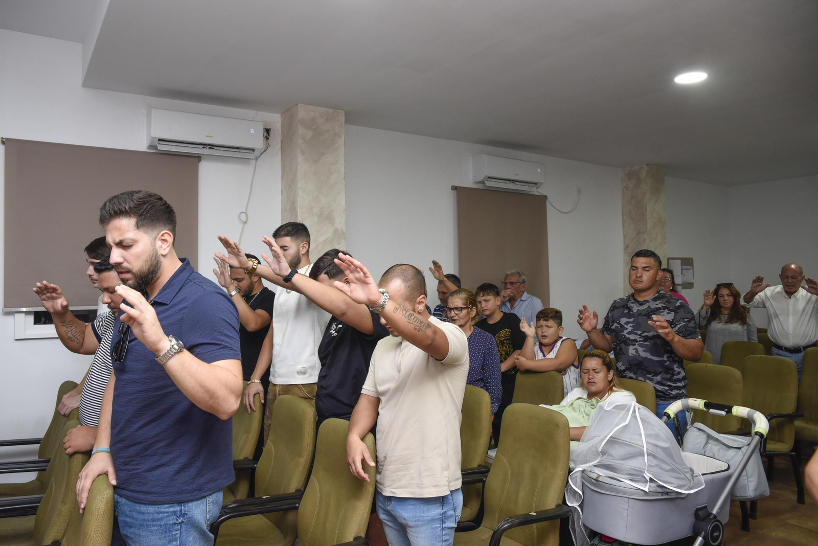 Las fotos de la misa cantada de la iglesia evangélica Ebenezer de La Línea