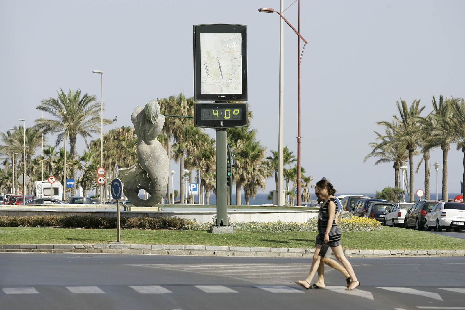 Un termómetro callejero en la zona de El Zapillo, en Almería.