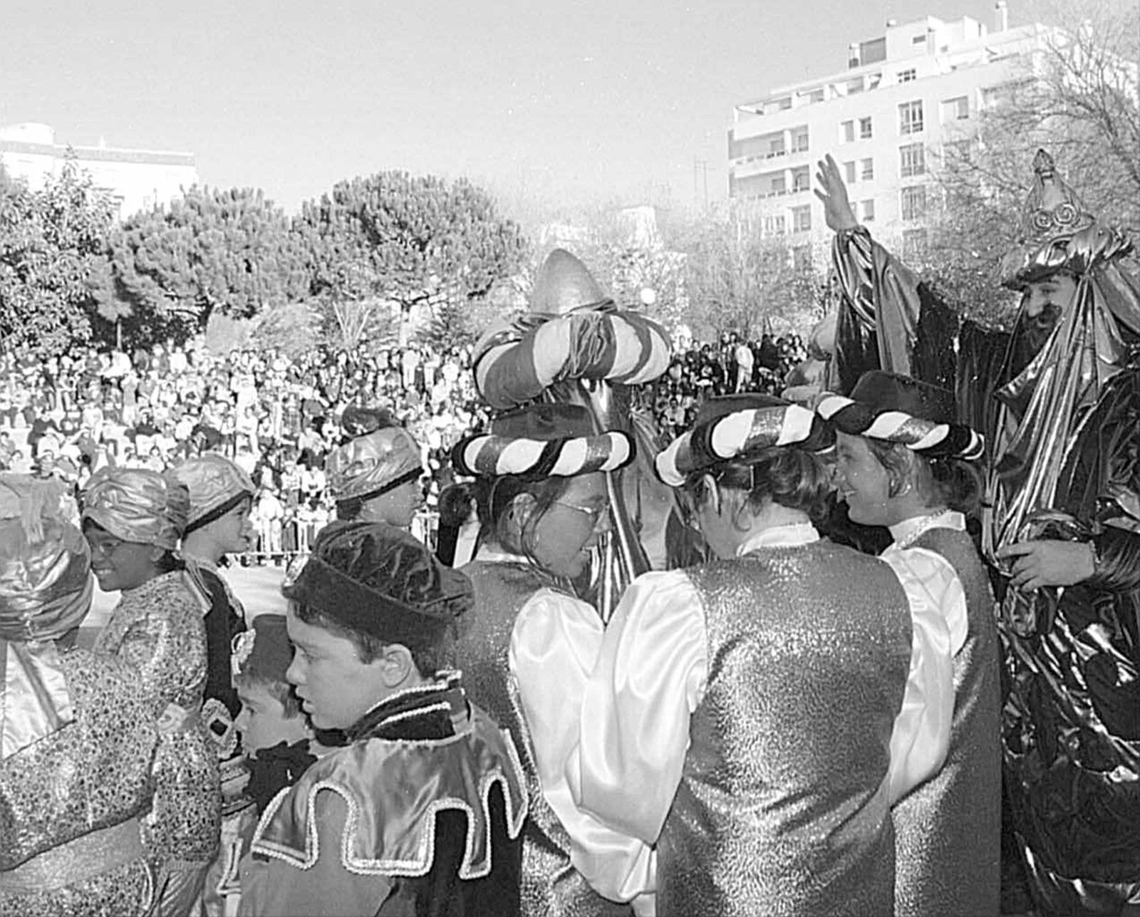 El Rey Gaspar saluda a los niños en el parque Almirante Laulhé antes de la Cabalgata de la Ilusión de 1999 en San Fernando