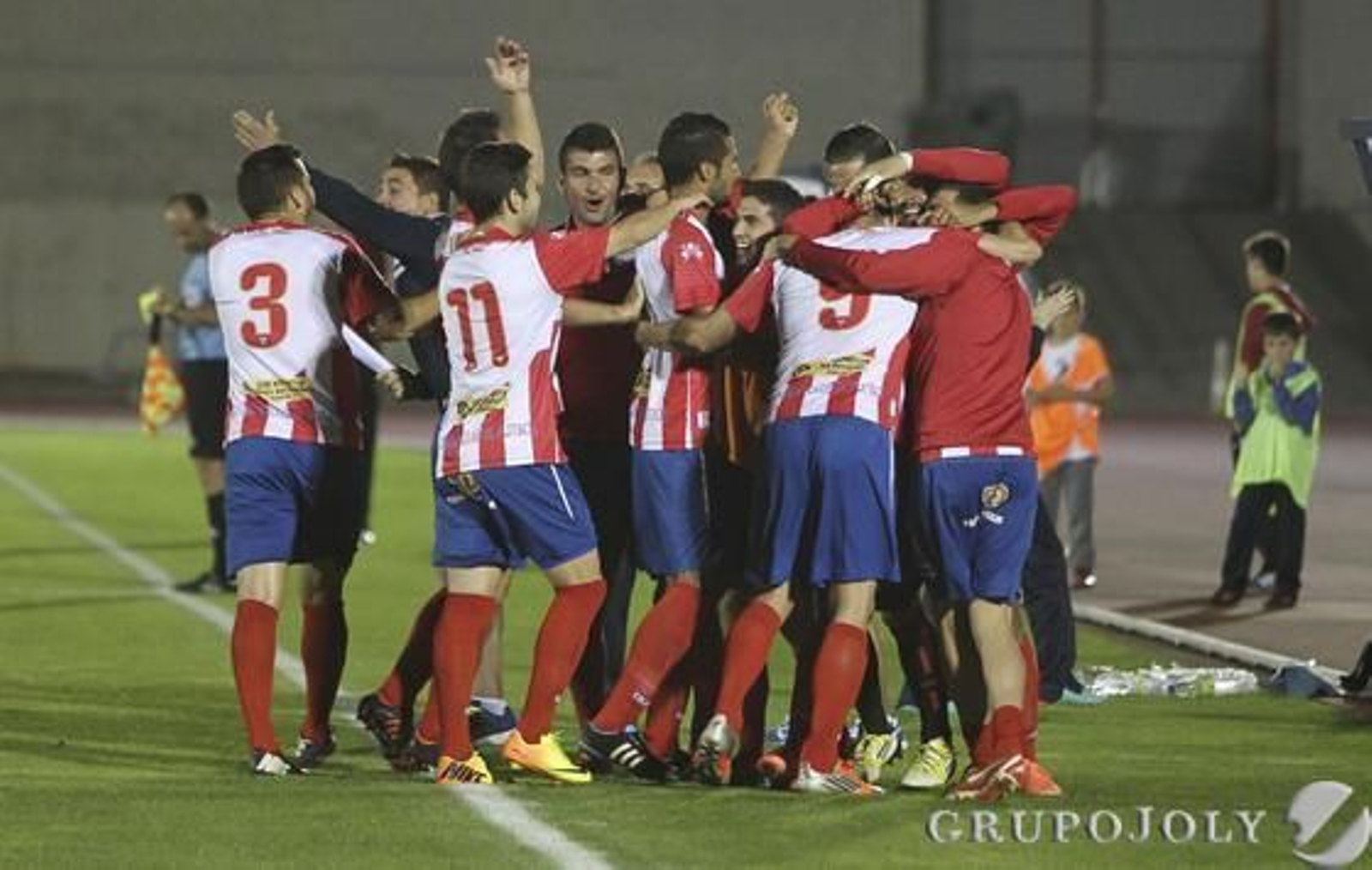 Los jugadores celebran el tanto inicial de Ryan Harper.

Foto: LOF