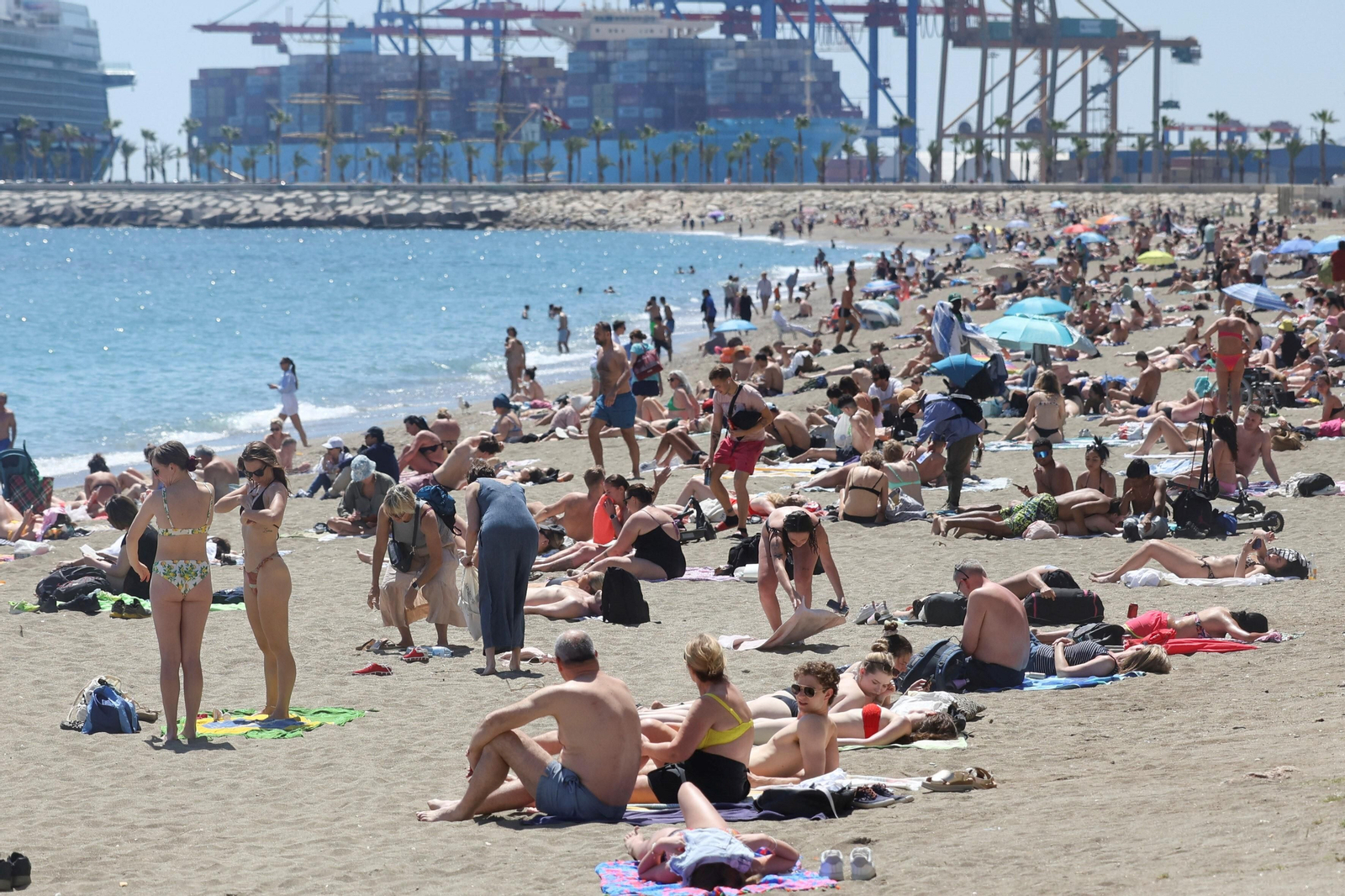 La llegada del terral a Málaga, en fotos