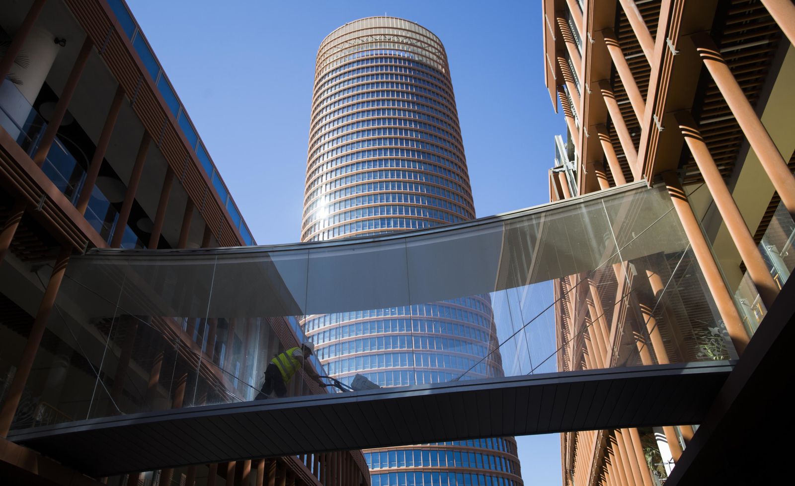 Estado del centro comercial de Torre Sevilla a principios del verano.