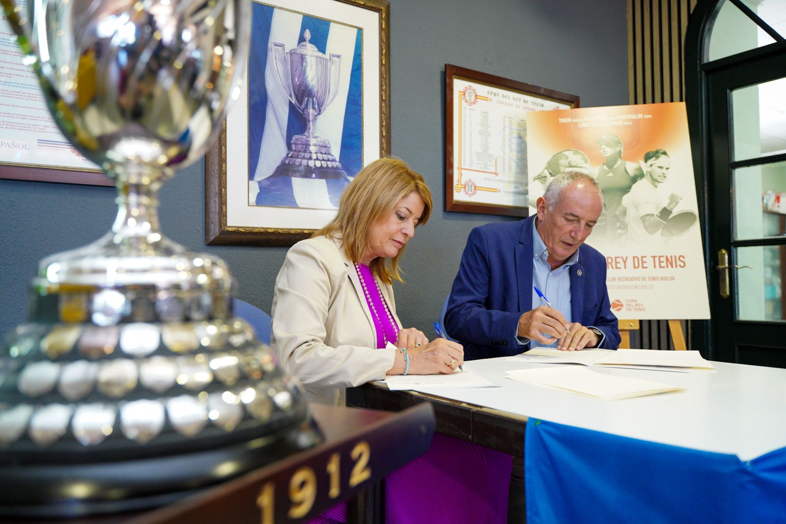Pilar Miranda y Rafael Romero en el momento de la firma del patrocinio.