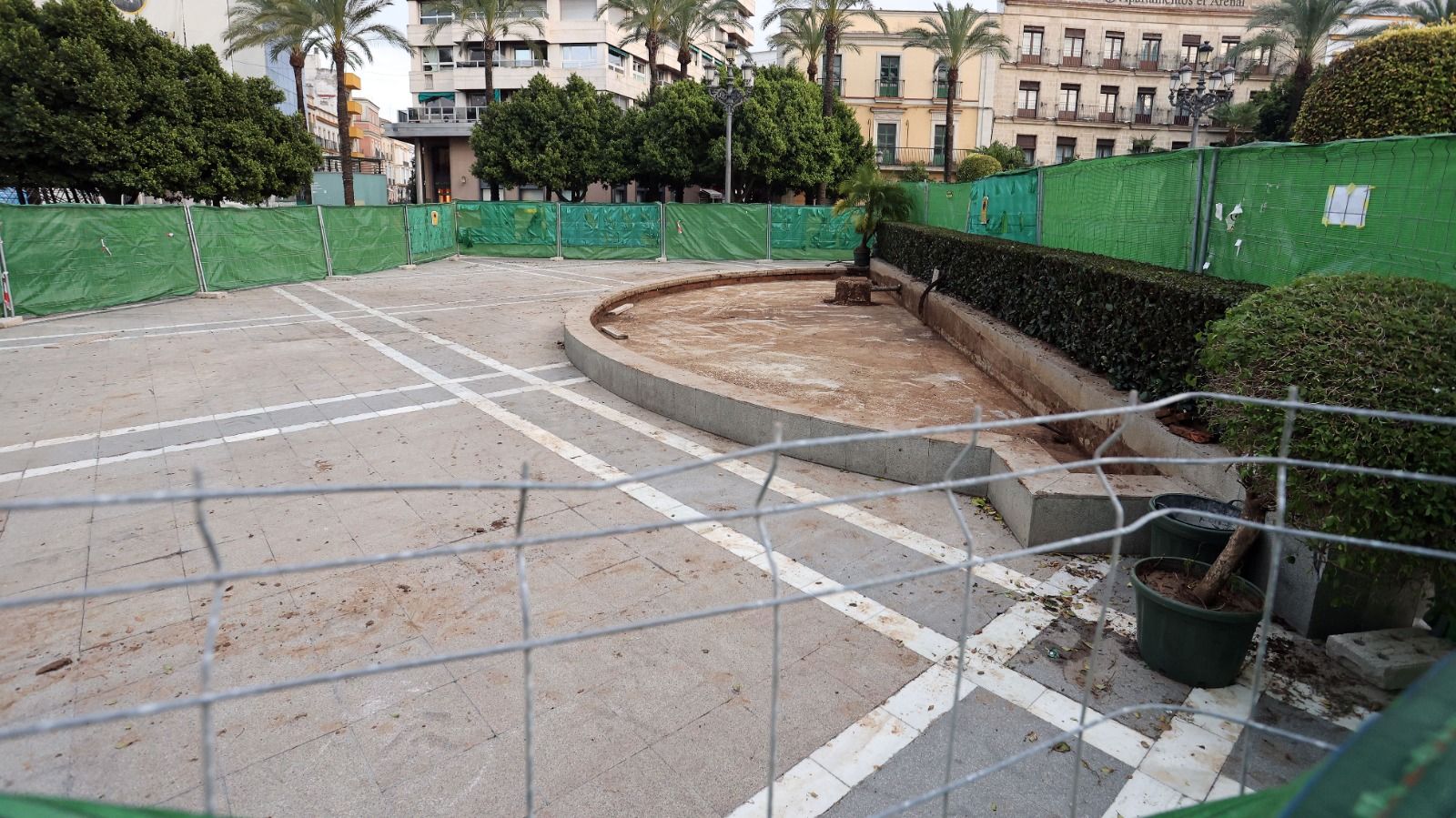 Las obras de mejora de la fuente de la plaza del Arenal continúan en marcha.