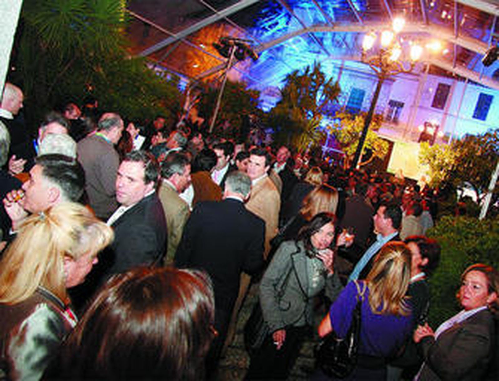 Los profesionales de la muestra durante la inauguración celebrada anoche en la Plaza de los Naranjos.