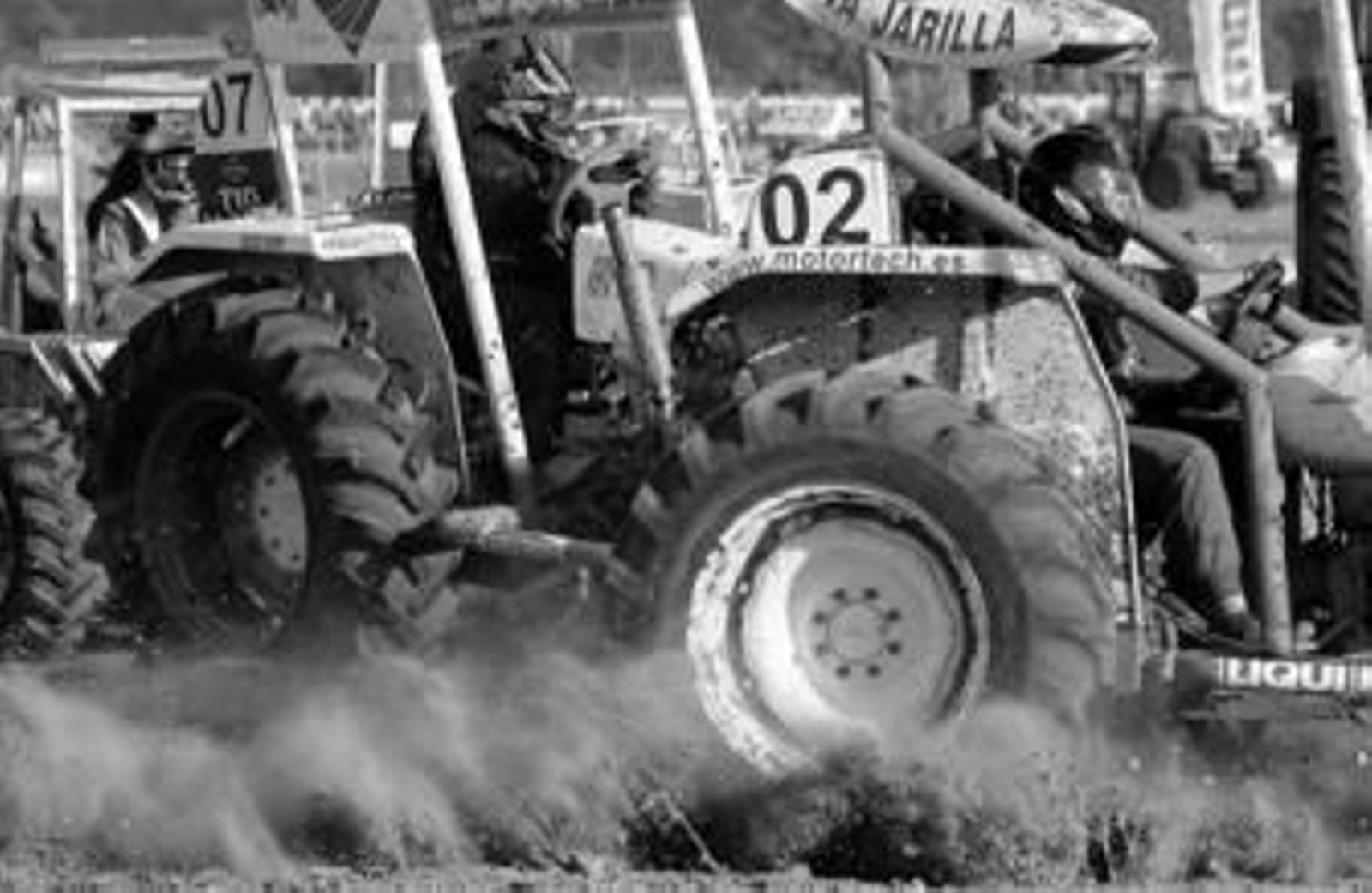 Los pilotos hacen trabajar de lo lindo a sus tractores durante una de las carreras de ayer de Guadalcacín.