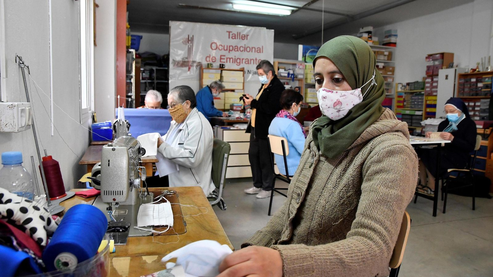 Hermanas de distintas congregaciones y extranjeras trabajan mano a mano en el taller ocupacional de San Isidro.