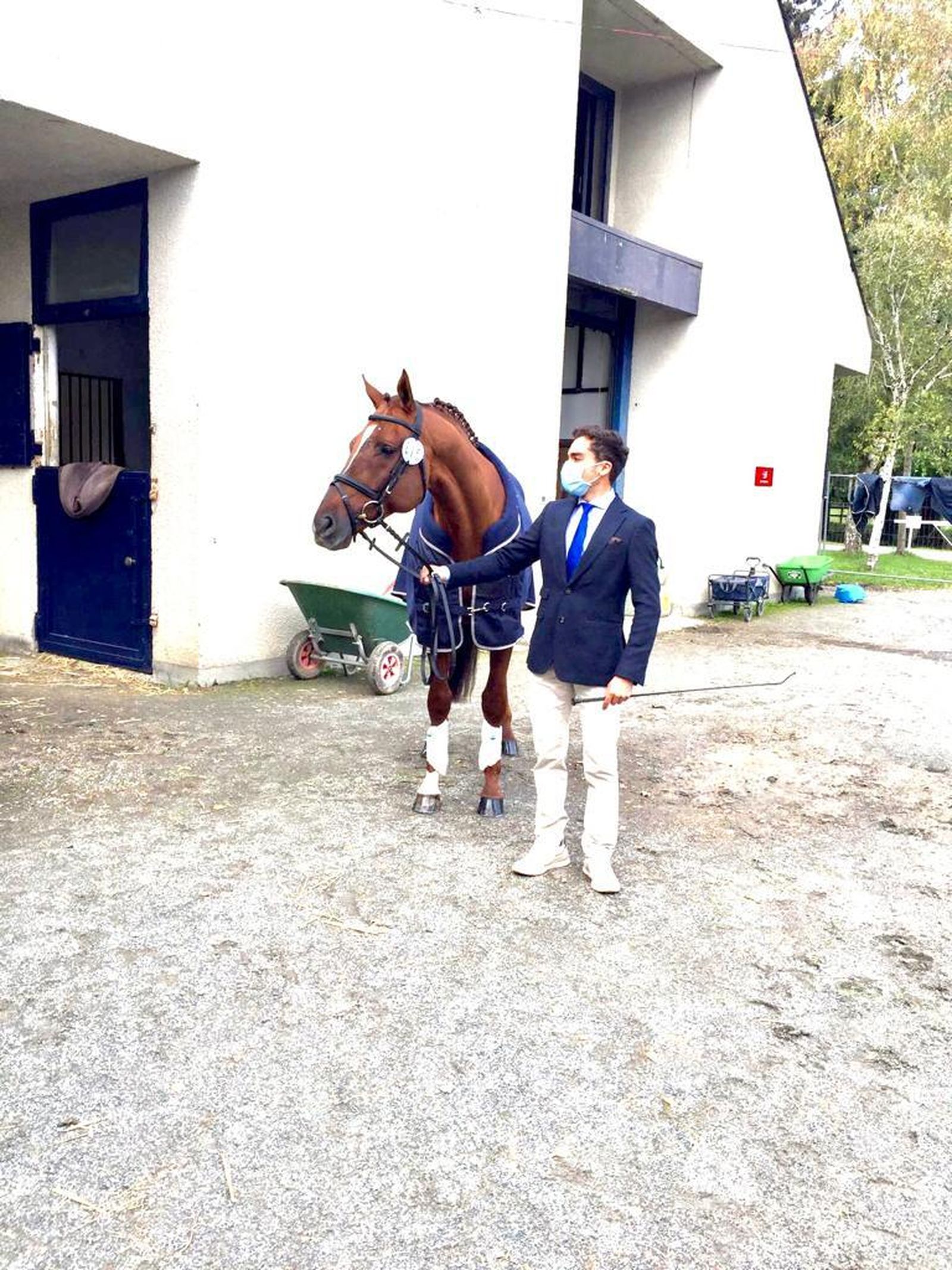 Gaviño, vestido de su patrocinador Álvaro Moreno, en la inspección veterinaria del miércoles.