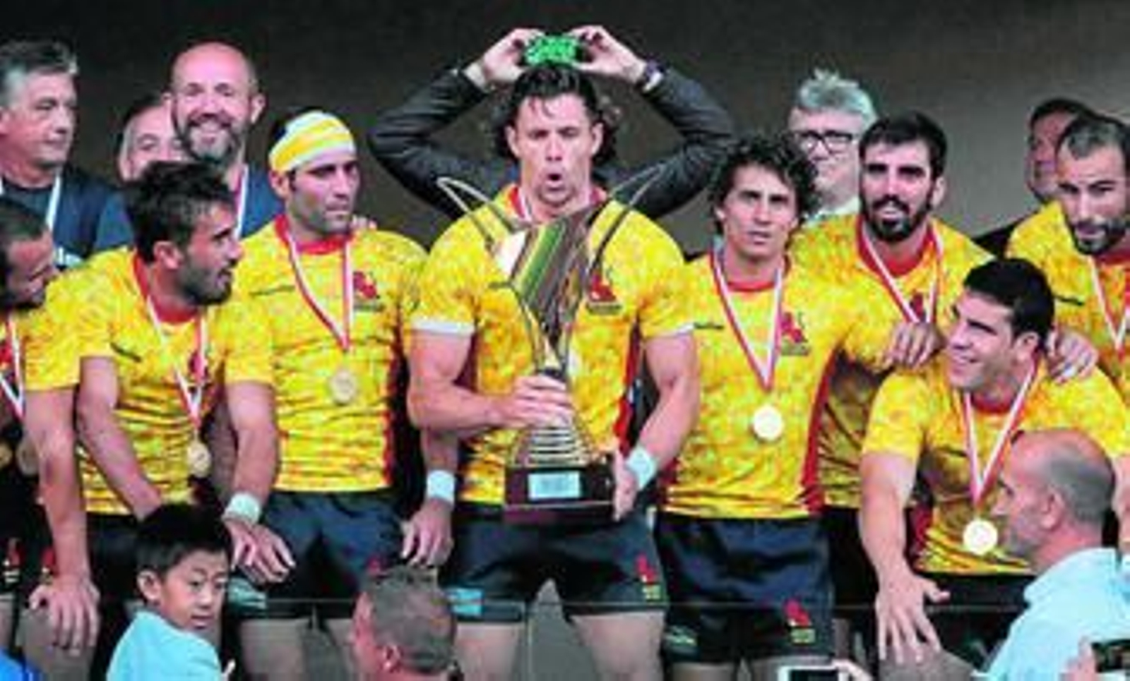 Los componentes de la selección española posan con los trofeos del torneo preolímpico de rugby 7.