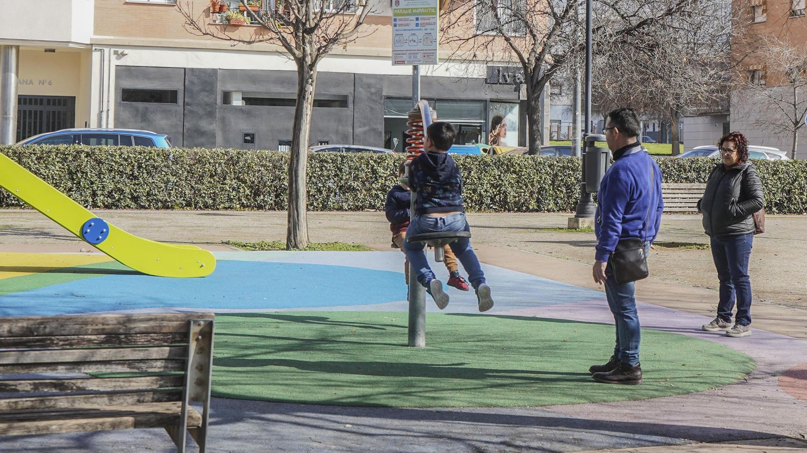 Hay zonas de juegos y zona verde para pasear.