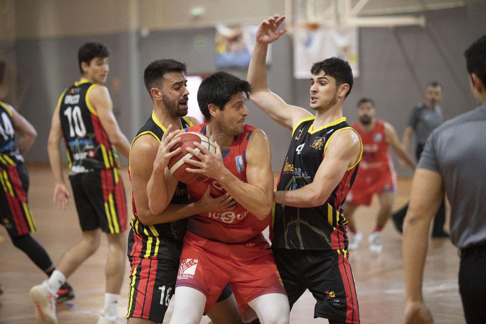 Eloy Almazán en un duelo de la presente temporada.