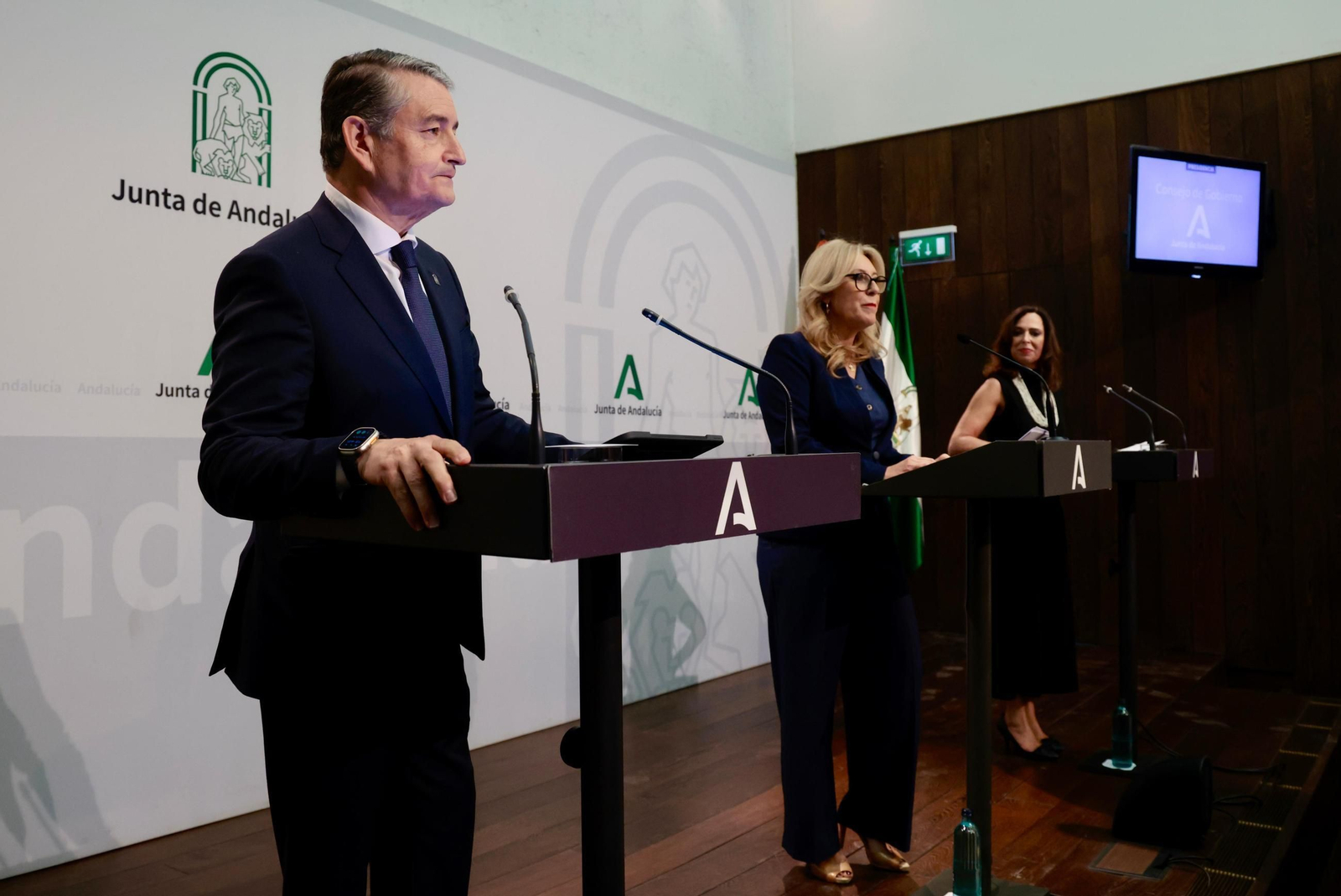 Antonio Sanz junto a la portavoz, Carolina España, y la consejera de Vivienda, Rocío Díaz, en su primera rueda de prensa como titular de salud