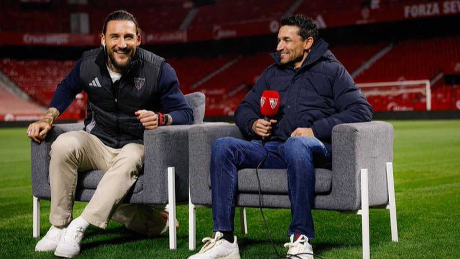 Gudeljj y Jesús Navas en el homenaje del Sevilla al serbio.