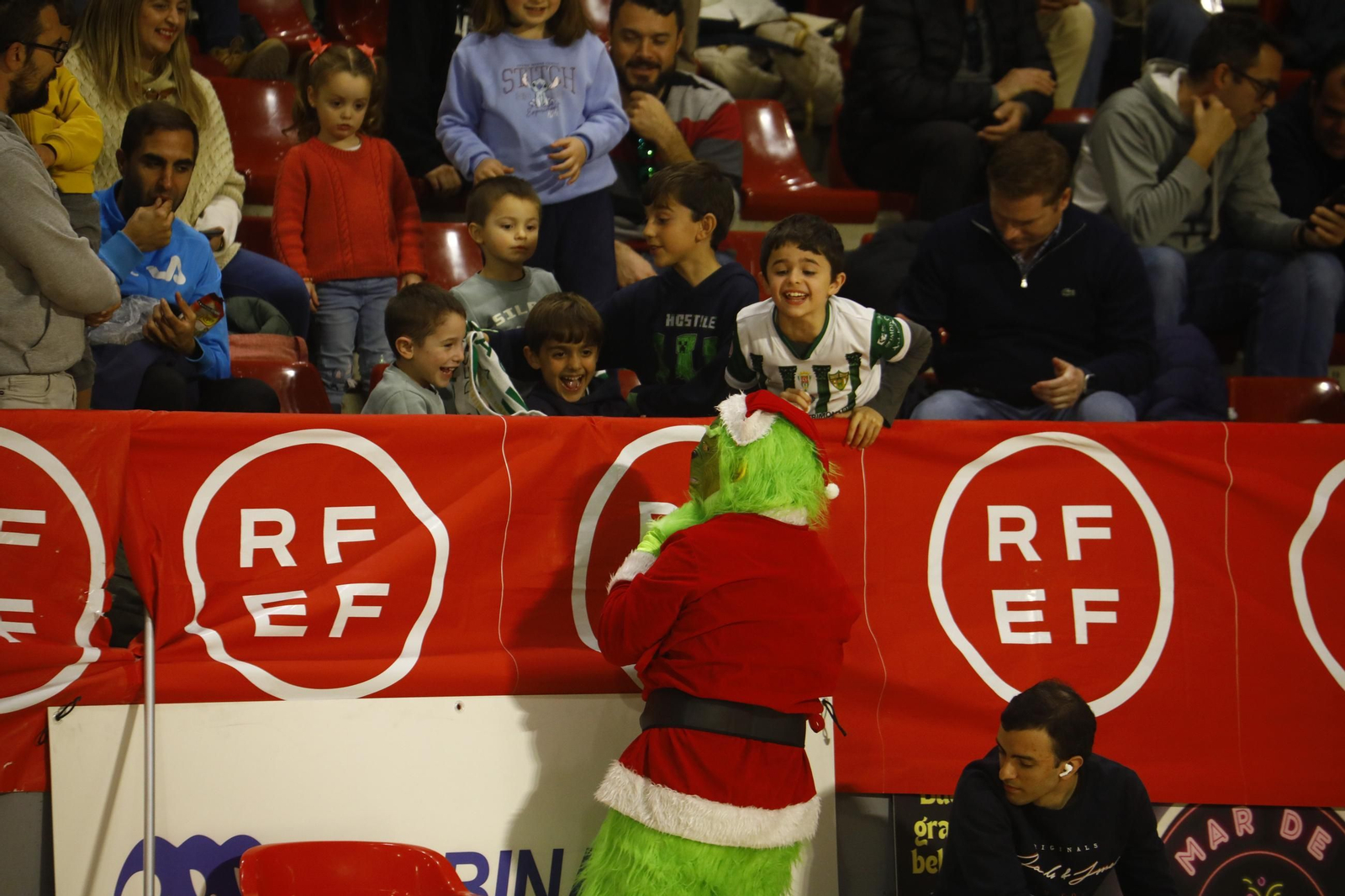 Las mejores fotos de un Córdoba Futsal - Valdepeñas con marcado carácter solidario