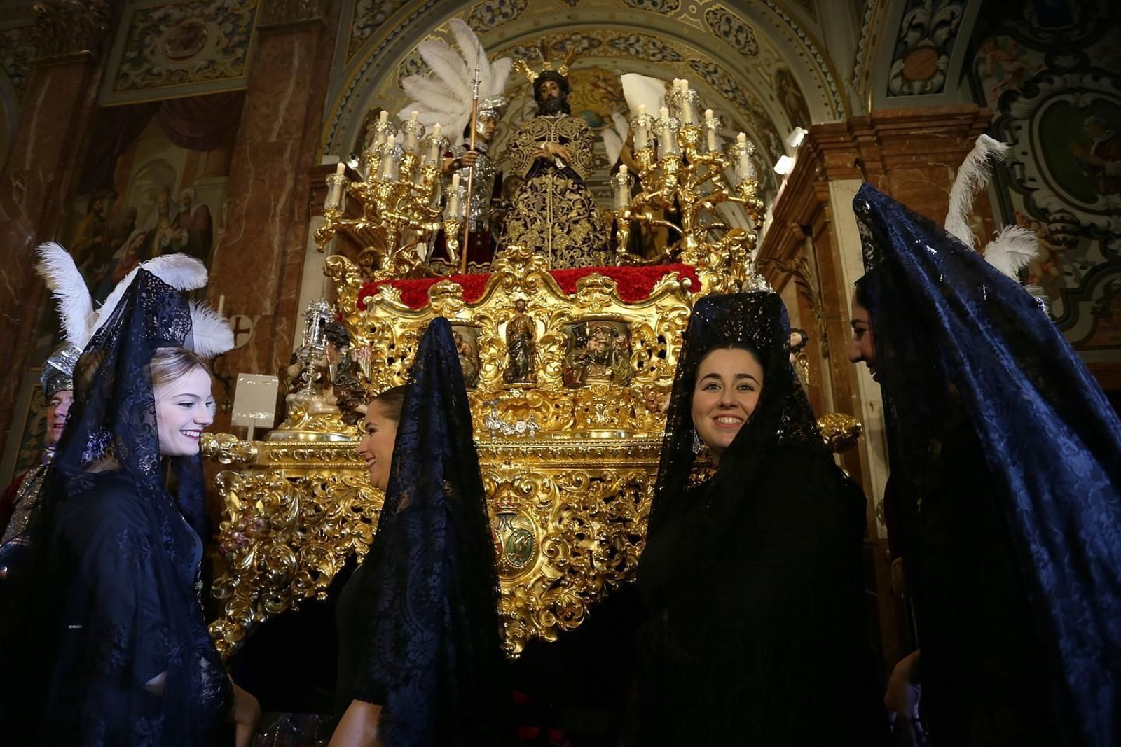Visita a la basílica de la Macarena en el mañana del Jueves Santo.
