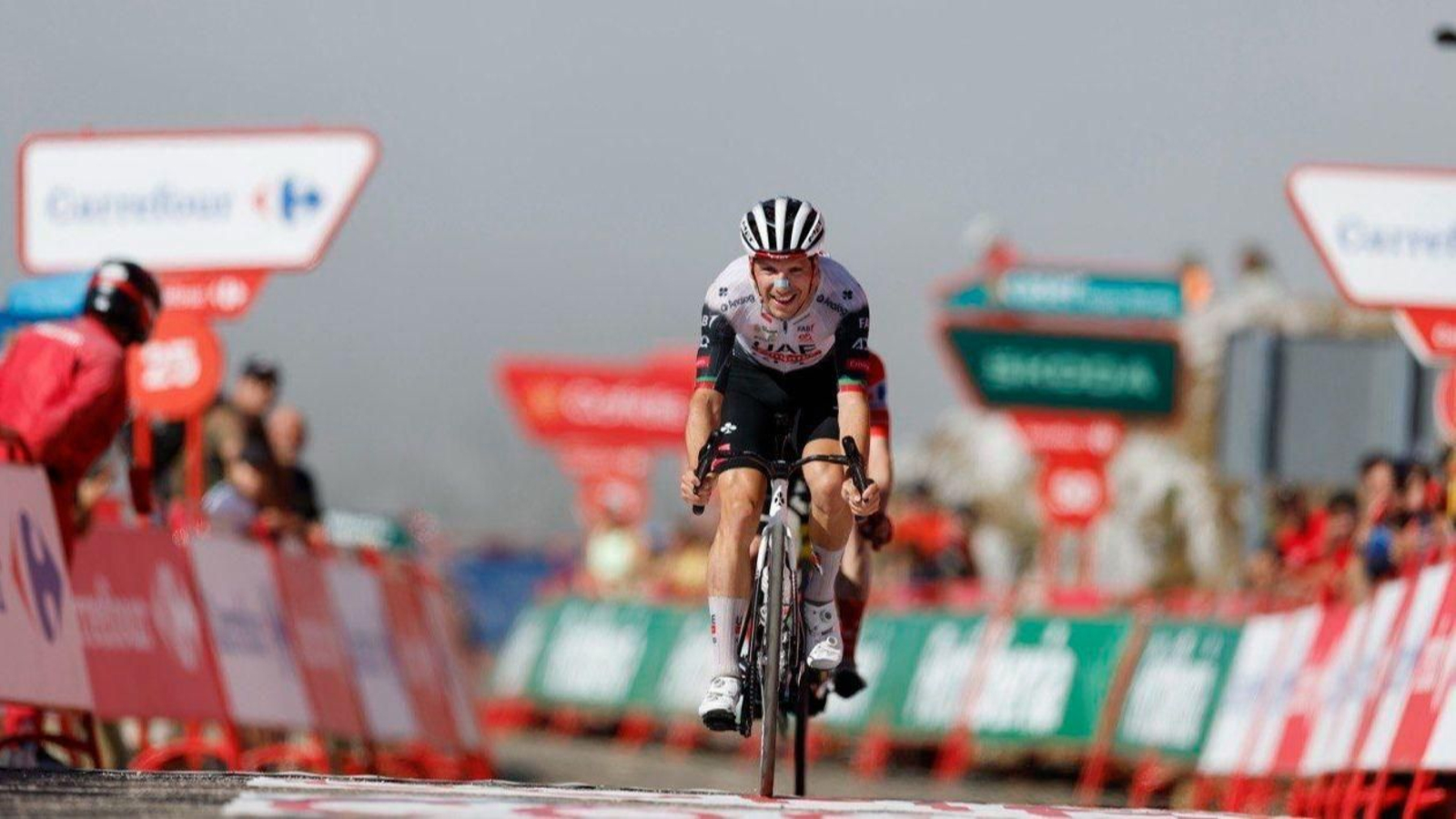 El ciclista Joao Almeida ganador de la decimotercera etapa de La Vuelta de 2025 en L'Angliru.