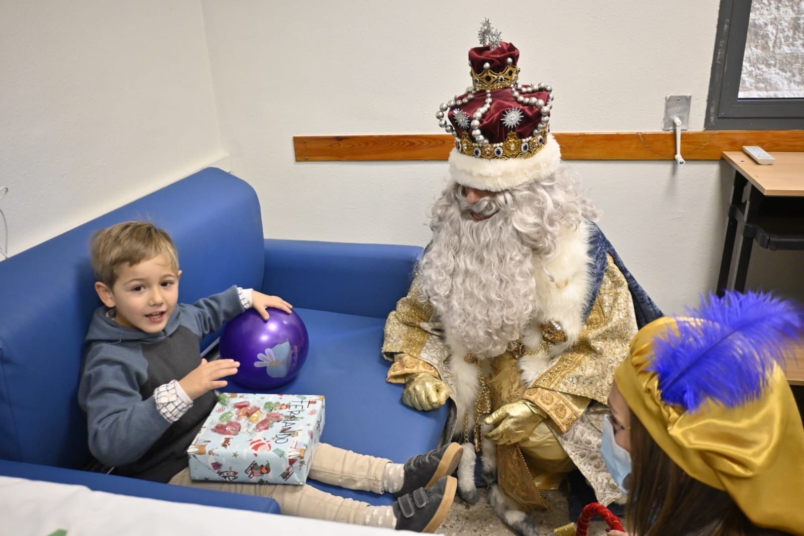 Los niños del Hospital Juan Ramón Jiménez de Huelva reciben la visita de los Reyes: las fotografías del emotivo momento