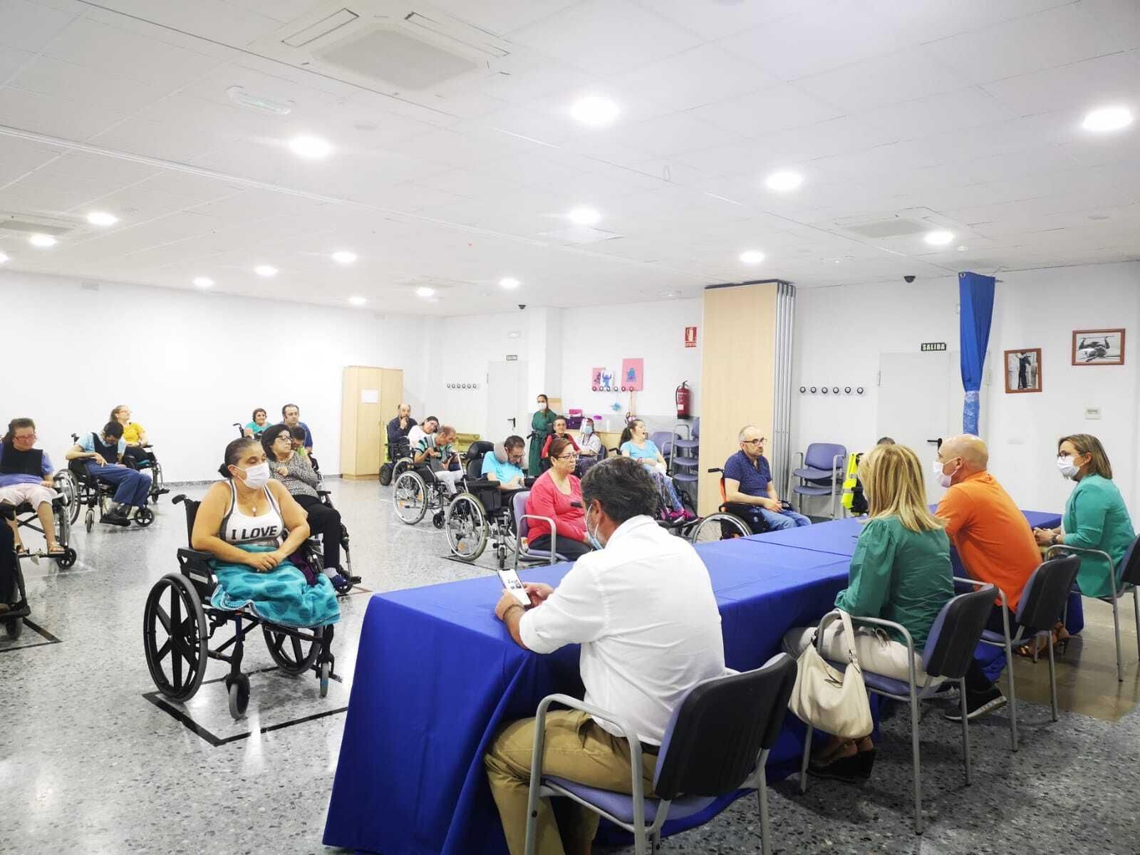 La visita de los parlamentarios andaluces a Fegadi La Línea.