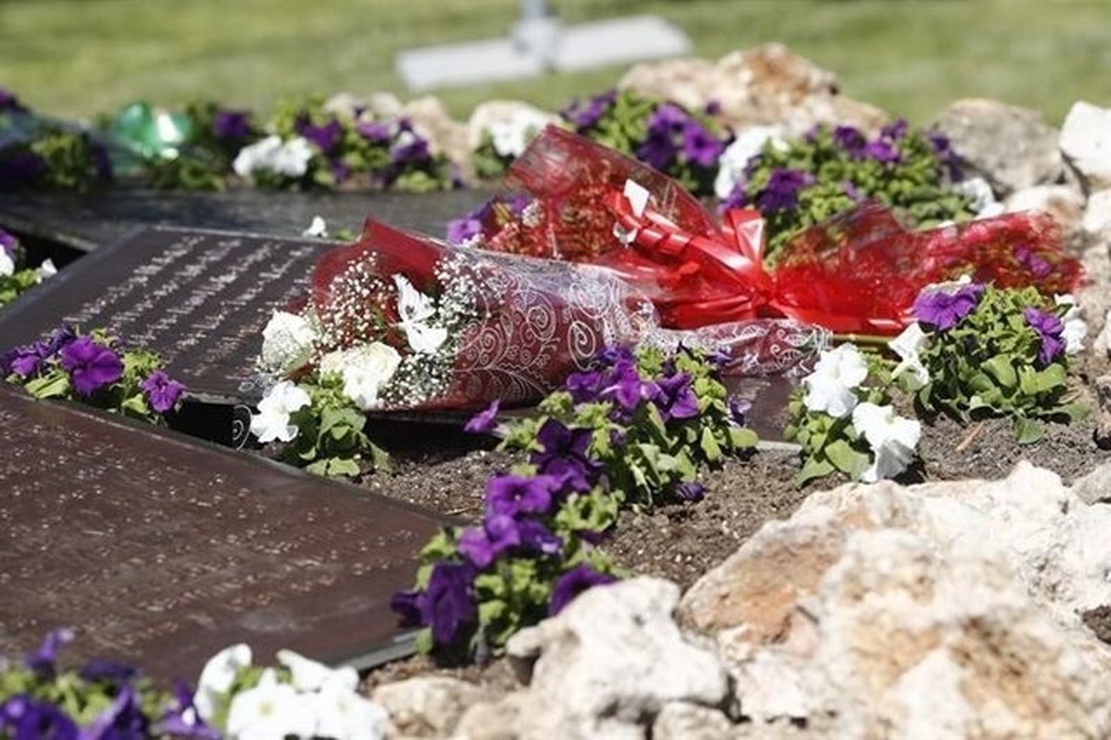 Placas que homenajean a las 154 víctimas del accidente de Spanair.