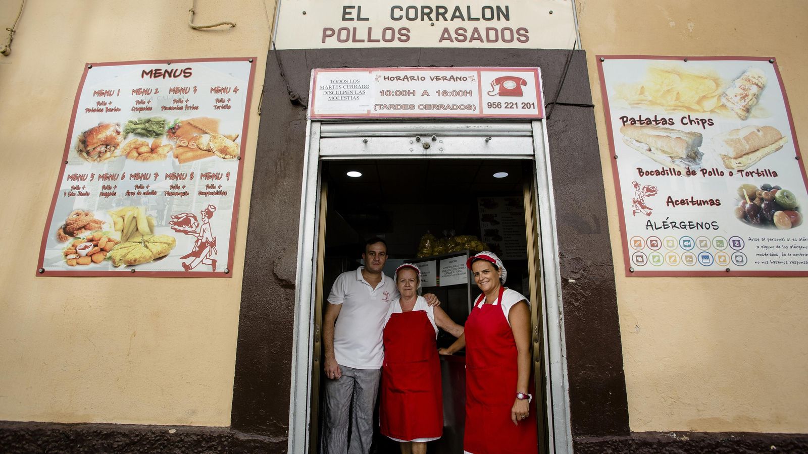 Rosario Torres, gerente del asador de pollos de El Corralón, con sus hijos Pablo y Ana Vanesa Rosales.