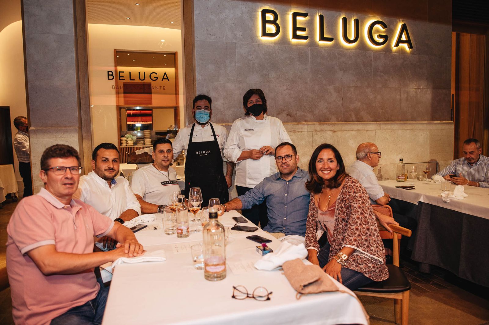 Al fondo de la mesa, de pie, Diego René y Celia Jiménez.