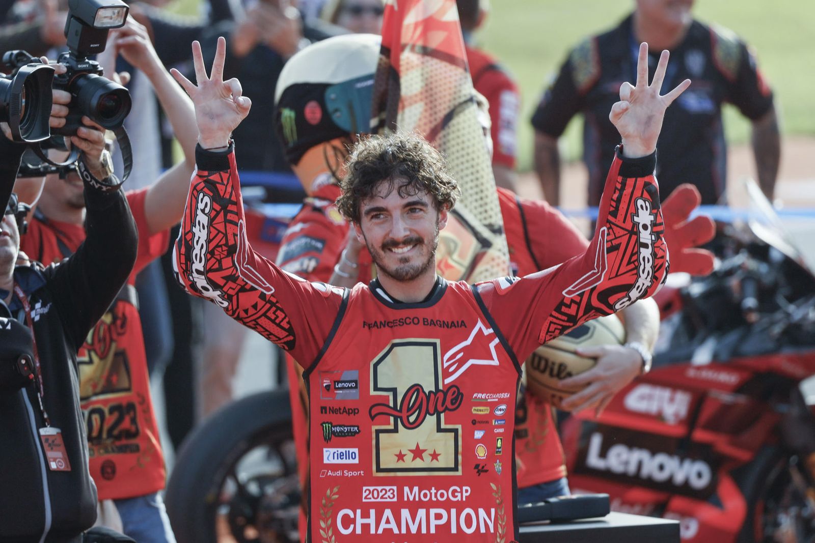 Bagnaia celebra su título mundial en Cheste.