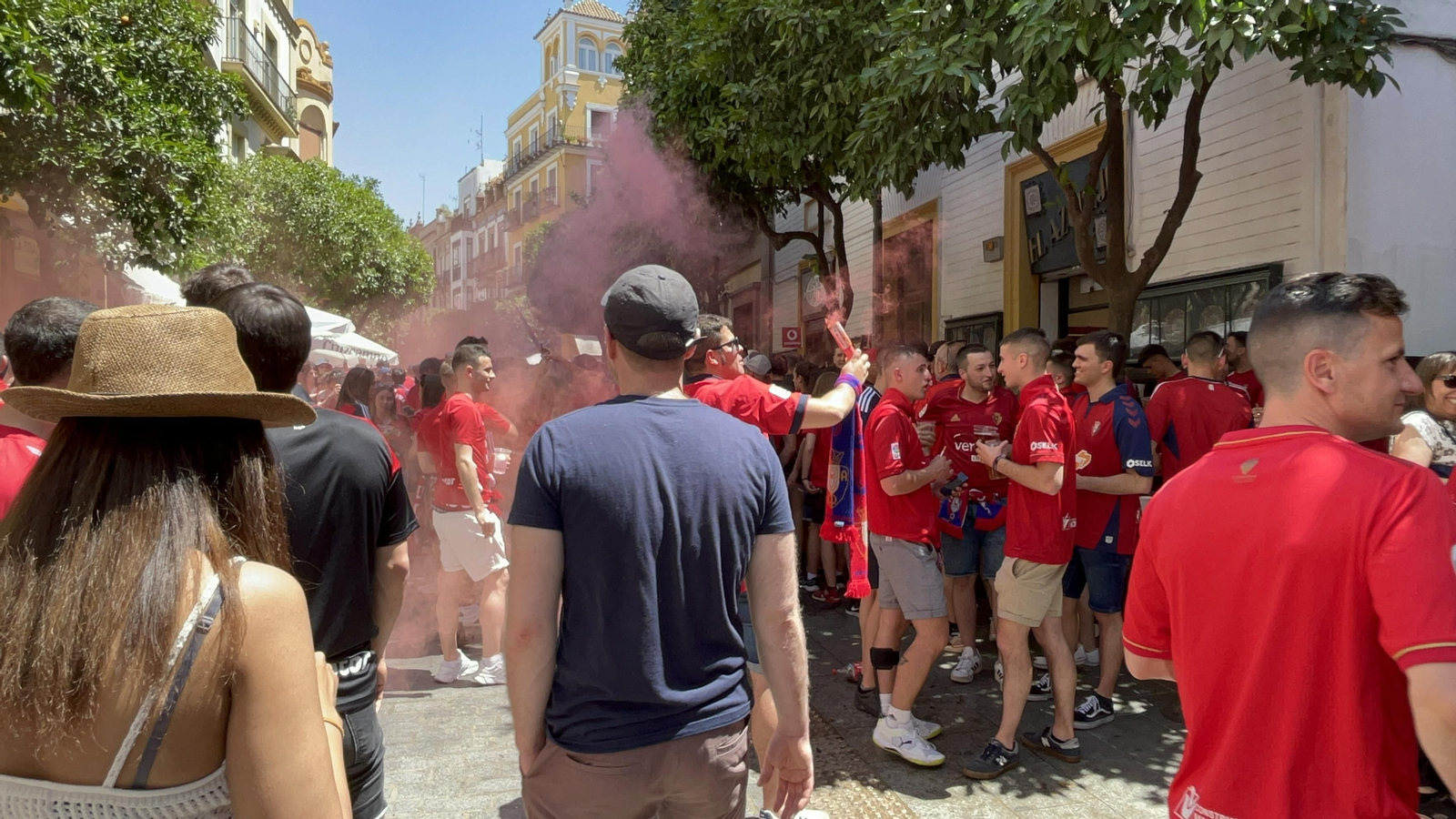 Búscate en la galería gráfica de las aficiones de Osasuna y Real Madrid en Sevilla