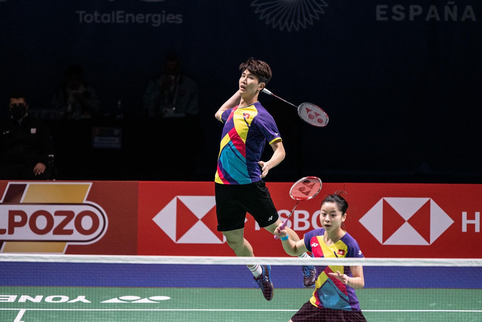 La pareja CHANG Tak Ching y NG Wing Yung durante un punto de su partido.