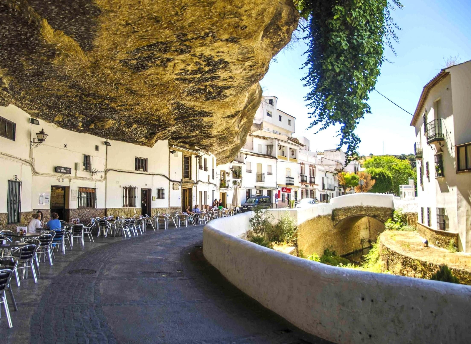 Este pueblo gaditano está incrustado en una gran roca