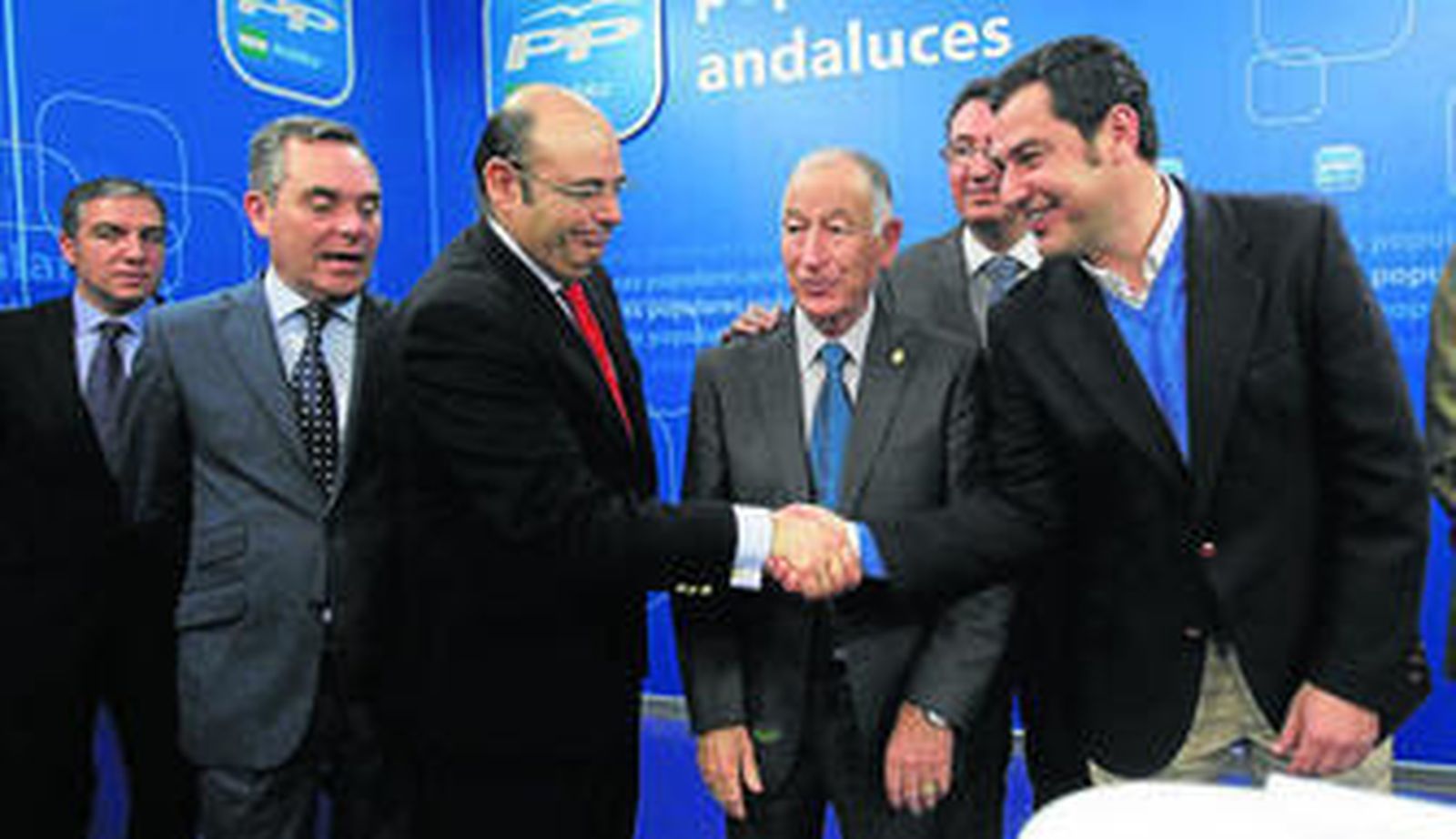Bendodo, el último, mientras otros presidentes provinciales del PP andaluz felicitan el miércoles en Sevilla a Juan Manuel Moreno Bonilla.