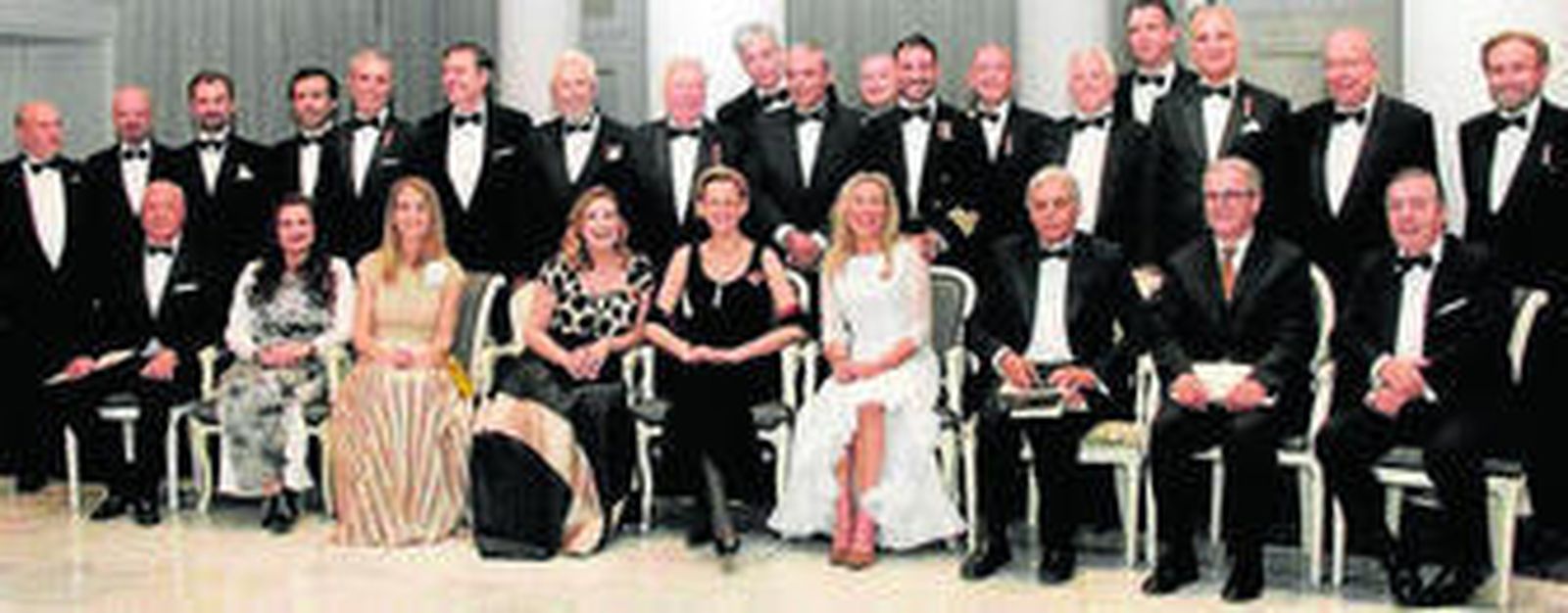 Miembros de la Academia de la Diplomacia, con los nuevos académicos y académicos de honor.