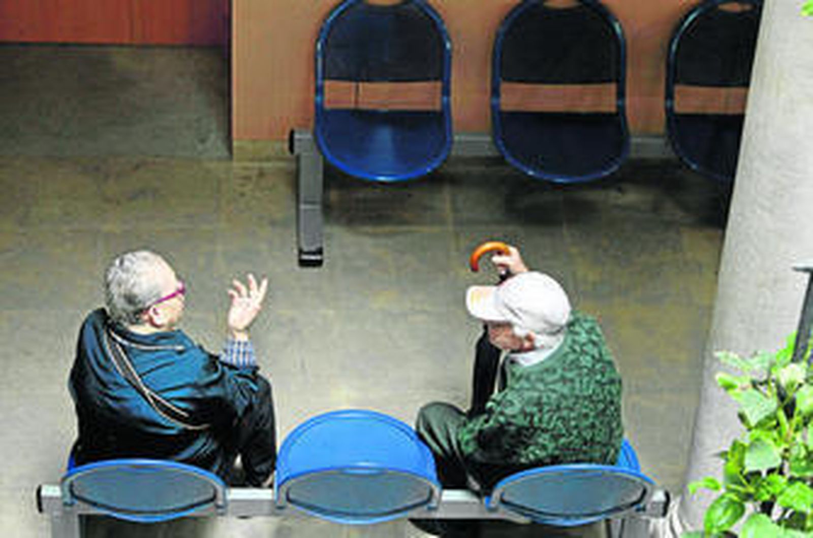 Dos ciudadanos conversan en el patio interior del Centro de Salud La Merced.