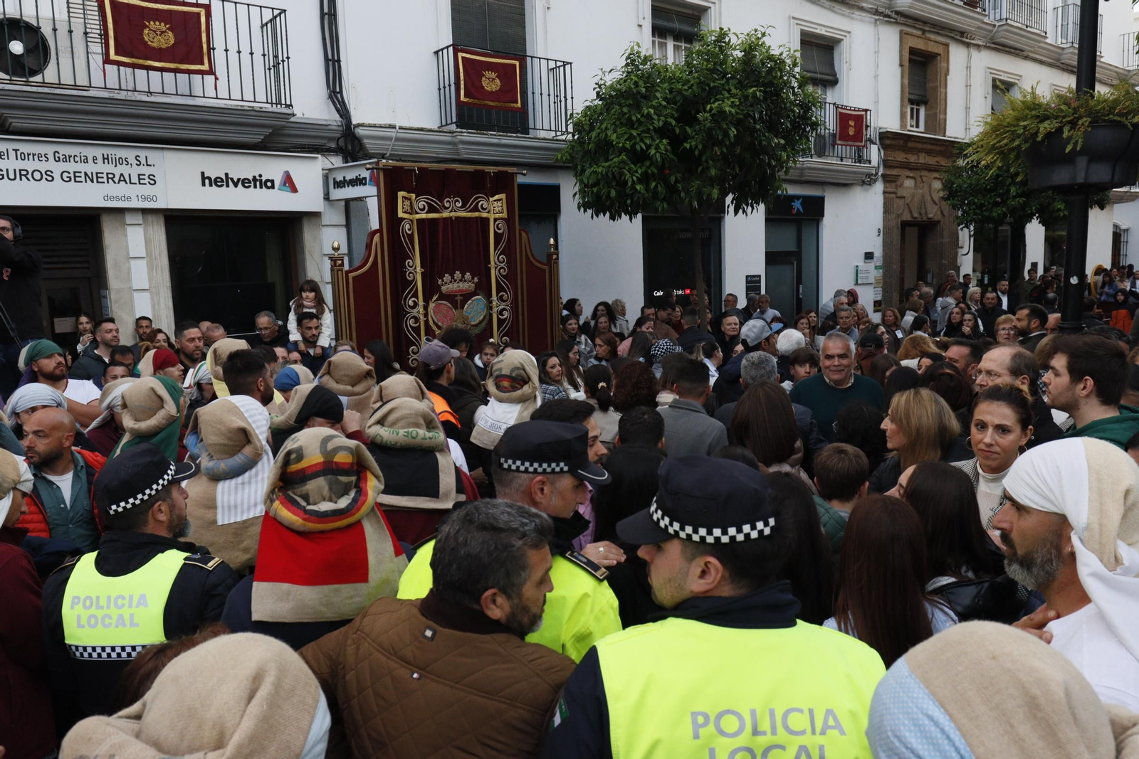 Imágenes de la salida del Amor en la Semana Santa de Chiclana 2025