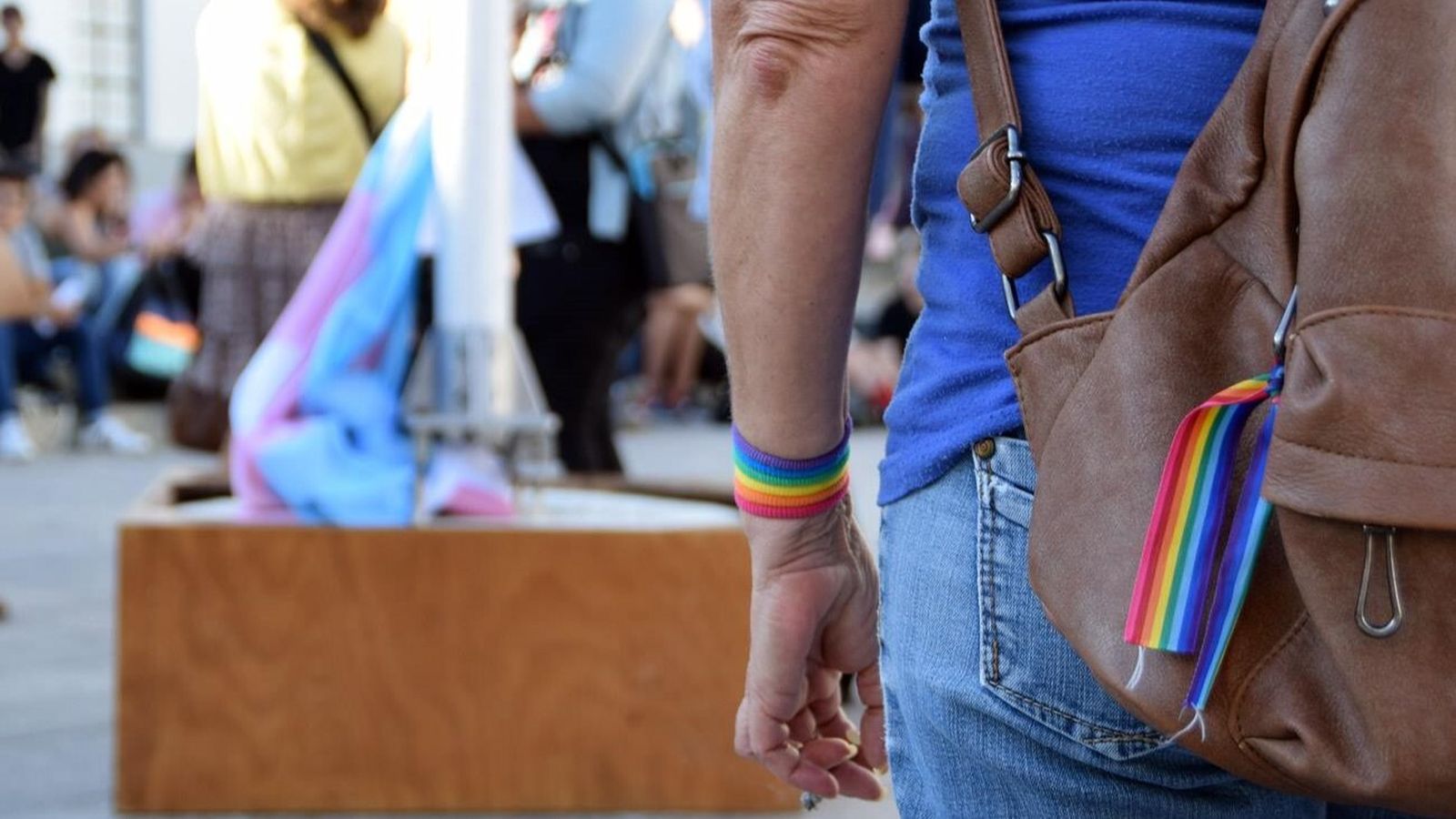 Izado de la bandera trans en San Fernando, en una imagen de archivo.
