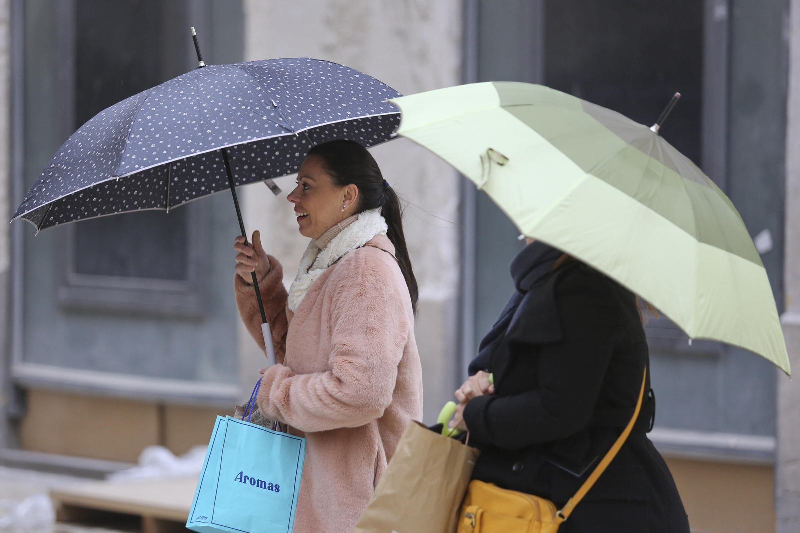 Unas mujeres con paraguas, este lunes en Málaga.