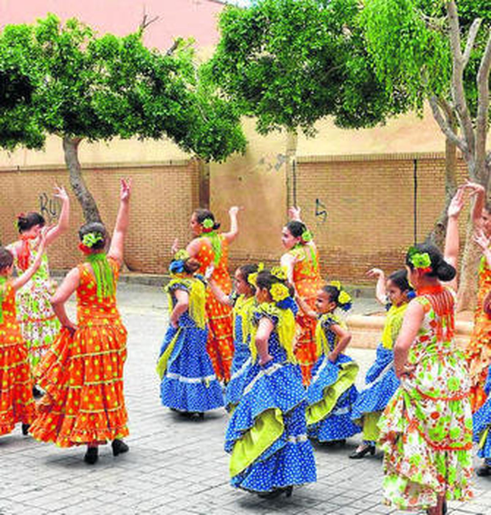 Grupo de baile de La Traiña durante su actuación.